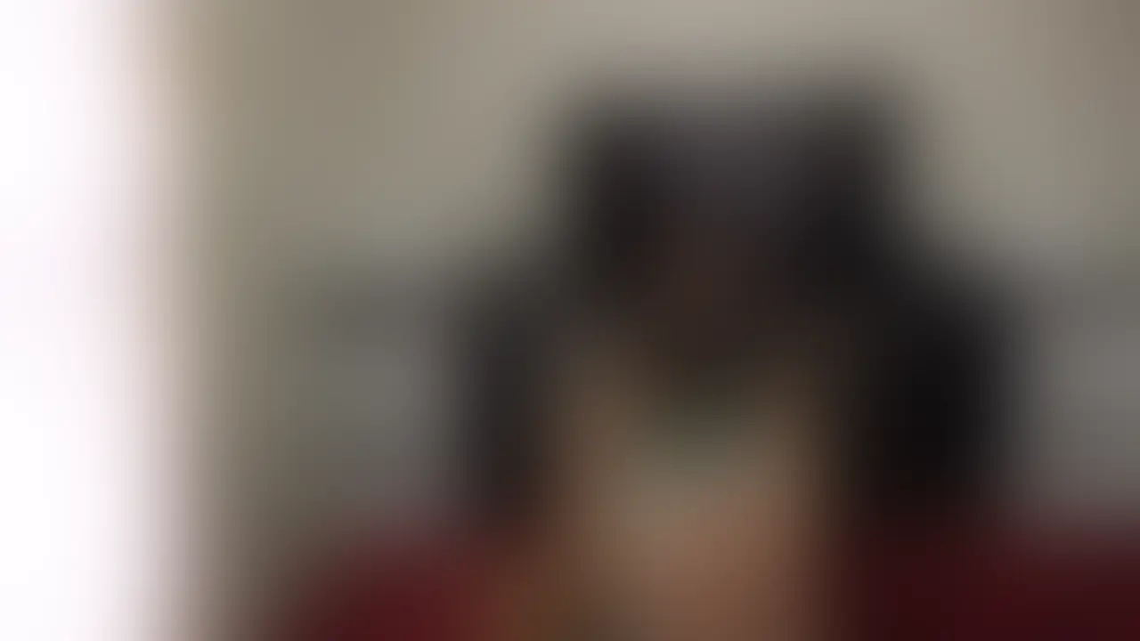 こちらは、全編ぼかしの入った動画です。 雰囲気をお楽しみください🥰
【匿名度A:オフレコ!】歯科衛生士@亀戸/人妻(28歳)/90cmEカップ/高こうの同級生と半年前に結婚/今まで旦那しか経験ない/恥じらいながら脇を見せつけオカズ提供/電マを股間に当てて発情/無垢むちボディが興奮で震え/勃起チンポを赤面鑑賞/乳首舐め手コキで過剰サポ/足コキでサオを優しくしごいて相互オナ/ねっとりフェラで亀頭しゃぶり/濃すぎザーメン搾取
観る👀だけじゃ終われない…相互チチクリなぐさめ愛💕
こんにちは、ど素人ポルノ@麗子です。
今回のAVごっこは、
亀戸で歯科衛生士🪥
をされてる
お友達のNちゃんのえち動画🔞です。
奥ゆかしい和風美女🪭なルックスと
高こう時代からお付き合いしている
旦那さまとの10年愛を成就された
純愛かつ貞操観念の高さで
今どきの女性とは一線を画す
お淑やかな新婚さん。
とはいえ、そんなNちゃんだって
臨戦体制の勃起ちんぽを見たら
その気になるんじゃ…という
意地悪な悪戯心😝が働いて
今回、センズリ鑑賞👀してもらいました。
何気にほとんどの女性が
エッチする男性のしか見たことない
というのが「男性の勃起チンポ」🍌だったりして
事前アンケートを取ったら
この企画に興味津々の女性も
意外と多くいらっしゃったので
撮影させていただきました。
「ボクのオチンチン🍌と、オナニーしてるところを見てほしいんですけれど。見るだけですから」
「ちょっと待ってください✋」
男がパンツを脱いで勃起したモノを露出すると、思わず顔を手で覆うNちゃん🫣。
「生々しい…」
「じゃあ、シテいいですか」
黙って頷くと男は少しずつにじり寄ってきます。
Nちゃんが人差し指☝️でタマ袋を触ってあげると、
「こんなに動くんですか。生き物みたい」
なんて新鮮な発見も。
男の言葉に乗せられて相互オナニーや足コキをしたり、
雄乳首をイジったり舐め👅たり手コキ👌したりと行為はエスカレート💕
「もう一つお願いしちゃっていいですか」
「なんですか」
「お口👄とかで…触っていただけないでしょうか」
旦那さまのモノしか知らないお口👄の貞操、いったいどうなってしまうのでしょうか―⁉️ (2/2)