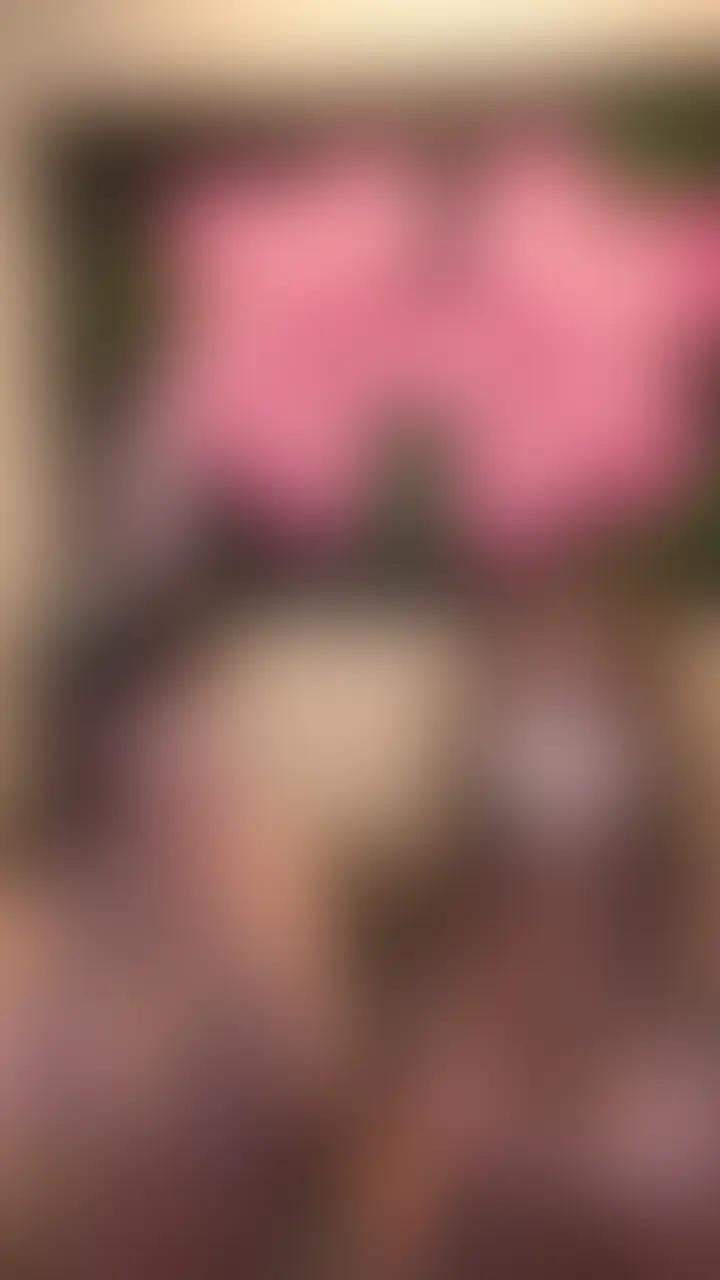⭐️顔出し⭐️仲良しの年下女子とイチャイチャレズえっち💕
仲良しのこころと3回目のレズえっち🙈💕
舌が柔らかくていろんな所を舐められたけど
とっても気持ちよかったぁ…///
いっぱいチューしたり
オモチャ挿入されて潮も吹いちゃってます🐳💦
さちが女の子に責められて感じてる姿みて
チンポ勃起させてシゴいてね?😝💕 (2/2)