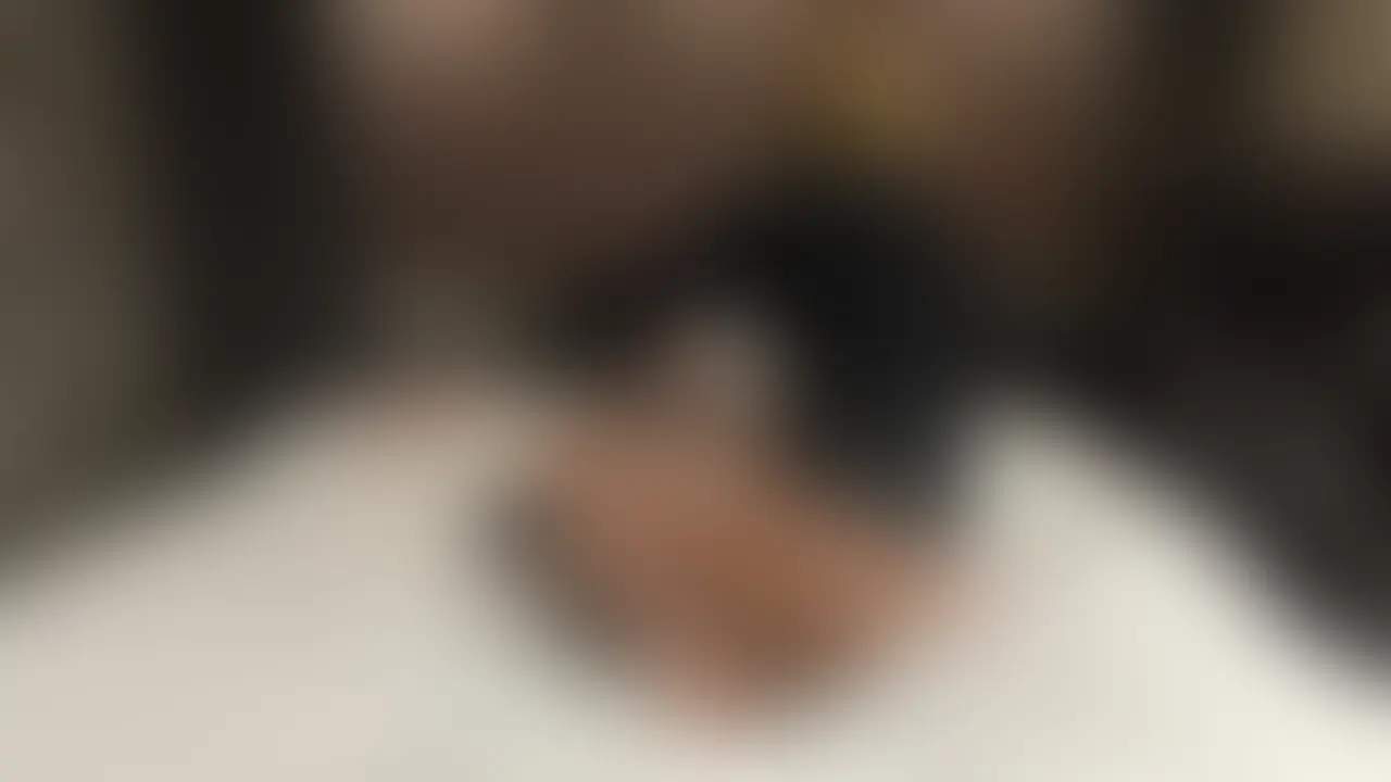 Xのフォロワー5万人越えのみくちゃん

金髪ショートのふわふわ系美少女です☺️

最初は緊張気味でひかえめだったみくちゃん。



普段はMで、M男と遊ぶのも初めてだったらしい🤫

M男の顔に座りながら乳首攻めとスマホいじり

顔面騎乗にもなれてきて、リラックスして椅子みたいに座ってる💕



下で新作と、合計90分越えの動画全て見れるよ🥰 (2/2)