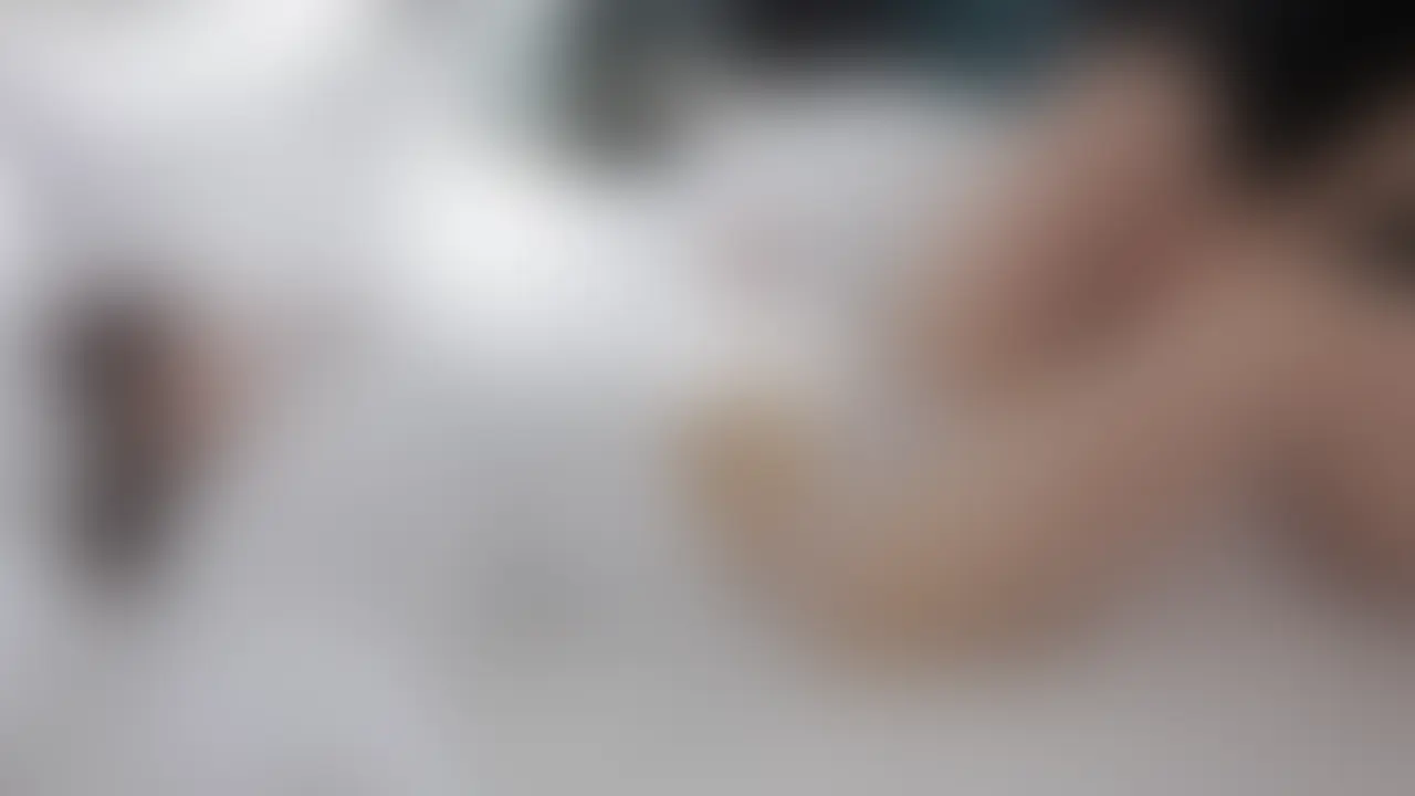 美女とお泊まりした朝におもちゃ責めしてそのまま犯しちゃいました、、、 (2/2)