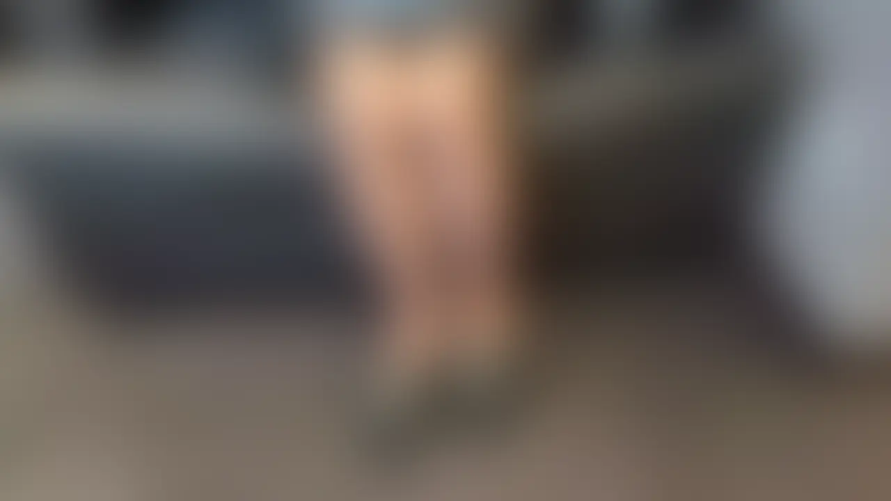 ※心の優しい方は視聴にご注意ください 顔、スタイル、喉の開き、汁の量すべてにおいて◎ インタビューの時点でかなりキレ気味。 撮影中も 「チッ!!!」「頭触んなや」 など、あまりに態度が悪い。 マジで腹立ったので、ボッコボコにしてやりました。 (2/2)