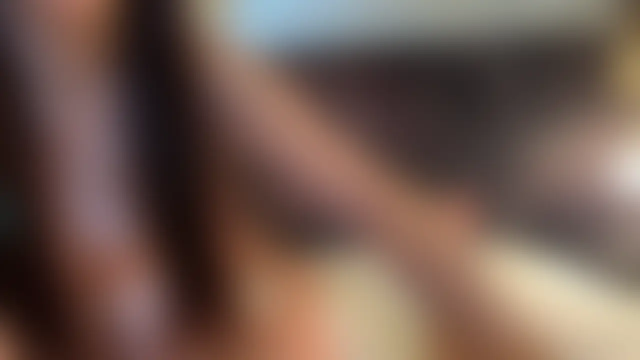 白ギャル極上美女のなおさん 25歳。 セクシーコスプレの白ギャルがフェラご奉仕で大量射精
派手な髪色に真っ白の肌が眩しく、そしてまたルックスの方も申し分ありません。
今時の見た目をしていますが、プレイの方は献身的で言わずともち〇ぽを丸飲みしてくれます。
リクエストにも応えてくれ、とても綺麗な胸も平然として見せてくれました。
時折唾液を垂れ流しながらも、可愛い顔で一心不乱にしゃぶり続けてくれます。
抜群のビジュアルと、えっろい口技とハンドテク。
良い香りのするさらさらな髪を揺らしながら、ビキビキち〇ぽをしゃぶる姿には興奮させられました。
最後は、フェラで唾液まみれの手コキで大量に射精。「いっぱい出たー♩」と、笑顔。
美人なだけあって、破壊力抜群でした。 (2/2)