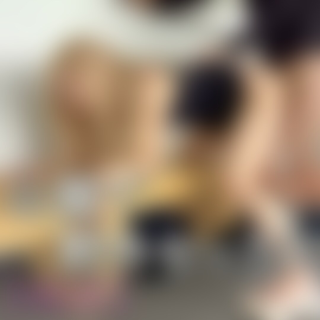 【value】
昨晩、旦那とヤるはずが、旦那が○○○っ払って寝たからムラムラが納まらず、翌日不倫相手とヤリたいなと思っていたら、不倫相手から連絡が。部下のを抜いたならおれのも外で抜いてくれとw昼下がりの公園でサクっと中出しセックスしてきましたw
【撮影の背景】
先日、部下とのフェラ抜きを投稿しました。すると、不倫相手から連絡が。
「おれも外で抜いて欲しい」
意外と部下に嫉妬してるのかもw
不倫相手は、気温が高くなってきたので、フェラでも抜いて欲しいし、野外セックスもしたいということで、人が来なさそうな場所を選び現地に集合しました。
集合すると、どうやら市役所職員であろう車が泊っていて、中でサボっていました。
職員の目を盗み車でフェラ抜きした後は、公園内のベンチに移動してセックス開始。
見られるかもしれないという緊張感は、性欲を高めます。
下着姿になってドキドキは最高潮になり、感度も最高潮に。
中出しした後は即着替えて車に戻り解散しましたw
中出ししたまま帰りにスーパーで夕飯の材料を買い物して帰ったので、帰宅後に着替えるとまんこからめちゃくちゃ異臭が漂ってきましたw
急いで洗い流しました。
そうすると、その日の夜、旦那から誘われてヤリました。まんこの臭いでバレませんようにと祈りながらセックスしましたw (2/2)
