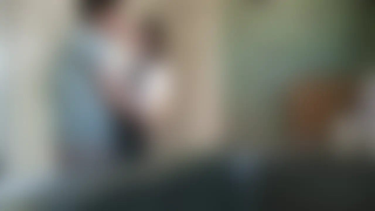 ＊動画では顔出ししています🥰
【匿名度AA：トップシークレット！】年齢差23歳！体重差74kg！/芸能活動経験アリ(元アイドル)/専門書店員@市ヶ谷/中年デブ男と対面抱っこベロちゅう/ねっとり舐め尽くしフェラ/ラブラブ乳首舐め/しがみつき騎乗位えっち

太ったおじさんとちっちゃい人妻💕

こんにちは、ど素人ポルノ@麗子です。

今回のAVごっこは
市ヶ谷にある本屋さん(専門書店)📚
で書店員をされている
お友達のJちゃんのえち動画🔞です。

アイドル🎤として芸能活動を
されていたこともあるだけあって
人懐っこくて愛嬌たっぷりな
ミニマム奥さま💛

しかもただ可愛いだけじゃなくて
ヴァイオリン🎻も弾けば
自分で作曲🎼までしちゃうという
正真正銘の才女

前回は、そんな絶対音感ママに
じゅるじゅる卑猥な音を立てて
ノイズだらけのおしゃぶり👄を
披露していただいたわけですが…

https://myfans.jp/account/posts/04429336-76c4-4876-8ce2-c8d23eeadf29
↑【匿名度AA：トップシークレット！】芸能活動経験アリ(元アイドル)/専門書店員@市ヶ谷/笑みが煽れっぱなしのおしゃぶり好き/おもてなし乳首舐め/おねだりヨダレ飲み/D乳パイズリ/亀頭集中にゅる責め手コキ/誤爆ごっくん

そんなJちゃんには今回

年の差20歳以上！体重差74kg！

っていう、彼女とは何もかもが
真逆な「モテない独身デブおじさん」と
超格差えっちをしてもらったんですけど
これが妙に彼女の性癖に
どハマりしちゃったらしくて…

ぽちゃおじに抱きつきながら「めっちゃ柔らかい。気持ちいい♪」と頬ずりするのは、
まるで少女のようなルックスの人妻なんです💛

イチャコラ接吻のあとは電マで乳首やアソコをイジられて悶えまくると、
正常位で他人チ●ポを受け入れます💗

騎乗位では「イクイクイク！」とアクメ声をあげる敏感ぶりを見せるJちゃん、
お口に発射💦された白濁汁をゴックン！
「頑張って飲んだよ」💯 (2/2)
