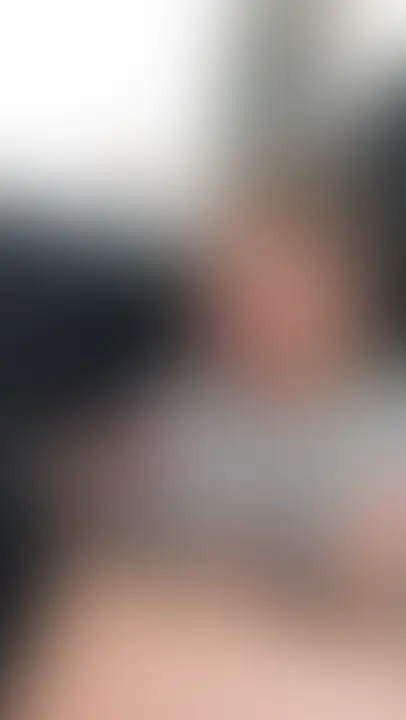 待望の第二弾!
同じネイルサロン店員の美女が、再び車内で濃厚フェラをお届けします。
清楚なルックスからは想像もつかない淫らな口技がさらに進化。
助手席で跪き、丁寧に亀頭を舐め回し、喉奥までしっかり咥え込むディープスロート。
じゅぽじゅぽと激しい音を立てながら激しく上下に動かし、上目遣いでこちらを誘う表情がたまらない。そしてクライマックス——
最後まで絶対に口を離さず、大量の熱いザーメンを口内いっぱいに受け止める。
たっぷり溜まった白濁をそのまま見せつけ、ティッシュに吐き出すまでのリアルな過程をしっかり収録。
口内射精の瞬間から吐き出すところまで、興奮のすべてを堪能できる口内射精ファン必見の作品です。
前作を気に入った方はもちろん、車内フェラ好きも大満足の第二弾。
濃厚でリアルな口マンコプレイを今すぐお楽しみください! (2/2)