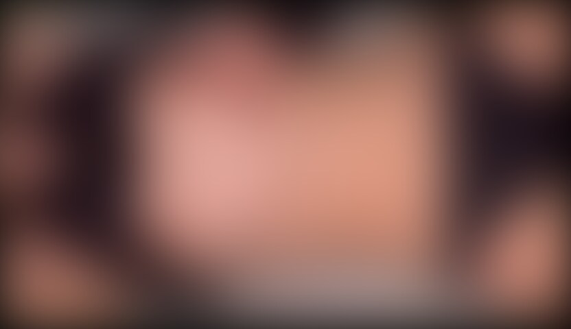 「いっぱい使って下さい」とDMしてきた微乳JDがグチョグチョ音鳴らしてグラインド騎乗位。キツマンに中だし2連発(22分2秒)
【解説】
ドMの美乳JDをデカチンで○○○して○○○して○○○しまくる!!
○○○の美しい肌と乳輪の色の薄さから若々しさがほとばしってますね!!
黒いセクシーな下着に目隠しをされ、手は頭の上で縛られた状態。
フェザータッチでじっくりと興奮を高めていきます。
続いてクンニで更に快感を与えます。
脚がピクピクと動いて感度が高まっていく様子がセクシーです。
仕上げにクリトリスを刺激する大人のおもちゃが登場。
ビクビクと痙攣しながら潮を吹きまくっちゃいます!
「動くな」と命じられているにも関わらず、快感のあまり腰が上下に動いてしまうシーンは筆舌に尽くしがたいエロさです。
もう一度、背中や乳首への愛撫を挟んで、即位での挿入。
挿れた瞬間あまりのペニスの大きさに「すごい…」と呟いています。
乳首やクリトリス、体外式ポルチオなど性感帯を同時に責められて「やばい…」と喘ぎまくっていて気持ち良さが伝わりますね!
膣が巨ペニスに慣れてきたら当然やります、寝バック。デカマラで奥の奥までボコボコにしてます。
寝バックでこんな音出るの?ってくらいのグチュグチュという水音と、JDのくぐもった余裕のない喘ぎ声がたまらないいやらしさです。
○○○め&体外ポルチオ責めの正常位で興奮のピークに達した後はペニスで膣の上部を擦るようにしてのフィニッシュです。もちろん中出し。
しかし、今回は2本番。
フェラチオを挟んで第2ラウンド開始です。
デカマラを一生懸命しゃぶっているのが健気でいやらしいです。
続いての挿入は騎乗位。
彼女のプロポーションの美しさがよりわかるシーンです。
年端のいかぬJDが快感を貪るように腰を振る様子がたまりません。
何度もイキまくりながらもデカマラを2度目の射精へと導く様子は全男性射精不可避の傑作となっています!
これぞハメ撮りというエロさが詰まった作品!
ぜひご覧下さい!! (2/2)