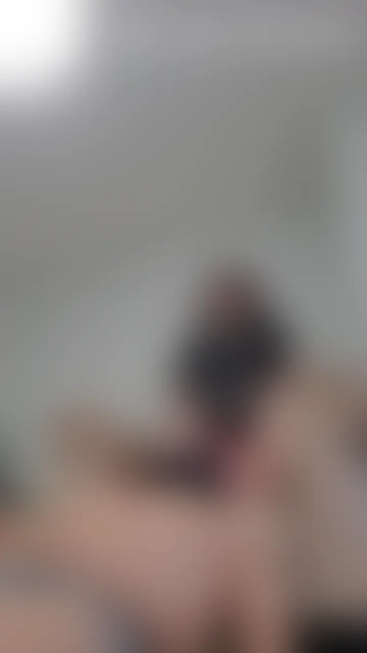 りり様しずく様の顔騎・足消臭、乳首責めです✨
ねーねー、足の匂いもっと嗅がせて乳首いじっちゃおうよw
うわぁ、こんなんで興奮してるんだ❔❔
じゃあこのまま顔に座ってパンツの匂いも嗅がせてあげるね💓

 #顔面騎乗 #足の匂い #匂い責め #乳首責め (2/2)