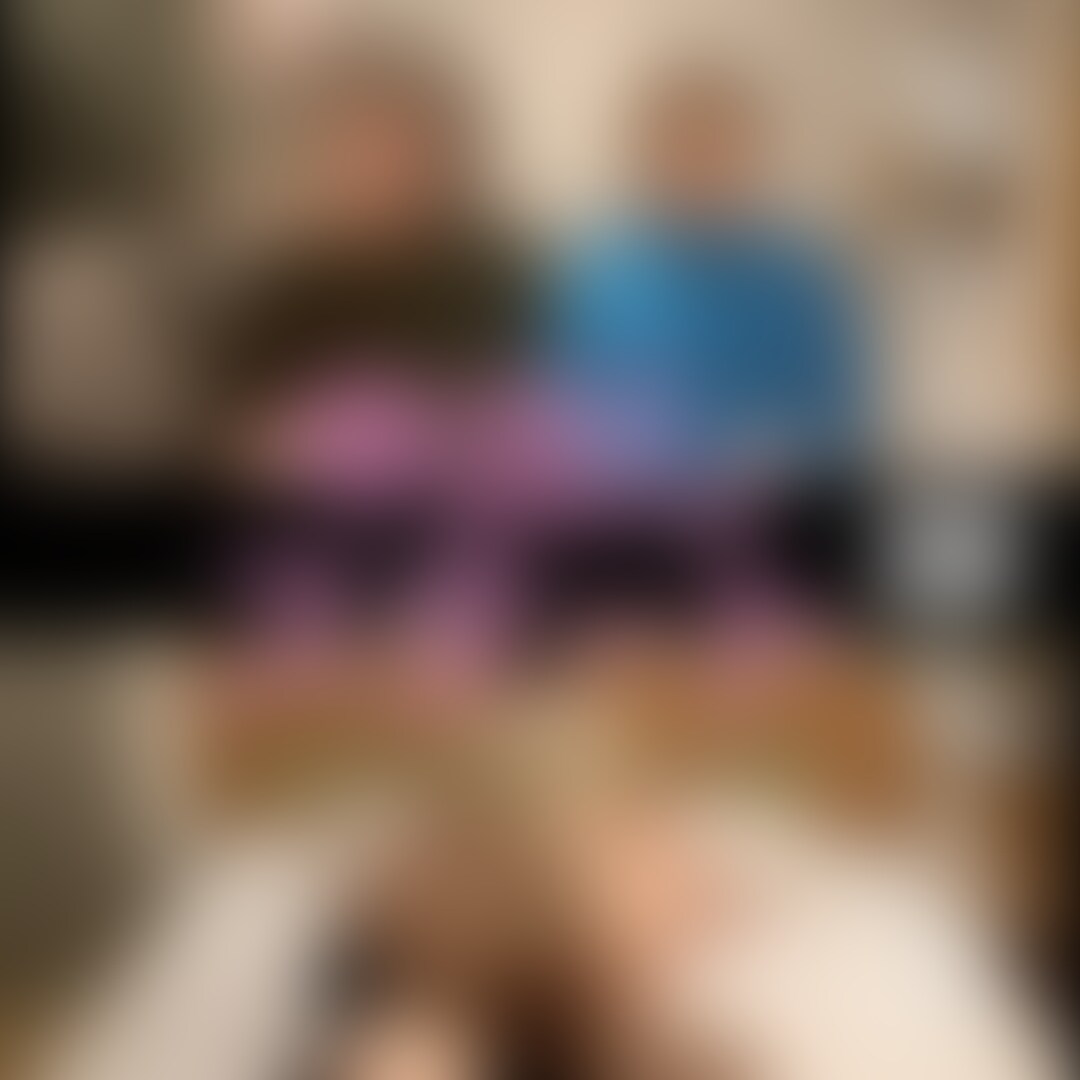 【3月14日まで📢動画横の💬欄に感想コメントくれた方には上からアングル版をプレゼント🎁】
※単品購入者、顔出しプラン、プレミアムプラン限定です。
いいね&保存お願いします🍑
__________________________________
こんにちは、まゆこです🍑
某日・・、筆おろ師として9人目の童貞くんのお相手をしてきました。目元だし版です。
今回の彼は、20代社会人童貞くん。
聞くところによると、今まで彼女も居なかったとか・・
ぱっと見、そんな悪い顔じゃないのに草食男子かな?って思い、○○○性本能くすぐられます♡
そして今回も恒例?の「本当に童貞なのか!?」クイズの出番です!
旦那「ハッピーホテルとは何のこと?」
チッチッチッ・・
童貞くん「ホテル名ですか!?」
※正解は本編ご覧ください
やはり童貞くんには難易度高いのか、珍回答続出で沢山笑わせてもらいました笑
童貞クイズの結果、めでたく(?)正規童貞認定です。
そして、一緒にお風呂に入ることになって、お互いに脱がせあいをしたのですが、
ブラジャー脱がす手が震えてました。
もうほんと可愛い・・
お風呂で身体を洗う最中もずっと緊張してるから、意地悪な気持ちが働いて、後ろからアソコをお掃除・・
「あっ、もうビンビンだよ?こんなになってるね。」と優しく教えてあげたら、
彼は顔真っ赤にして頷くだけ。
湯船では、人生初の生フェラを体験させてあげました。
最初は優しく、亀頭を舐めまわしながら、温かい口で包み込みました。
彼は「あっ・・。ん・・」しか言わなくて、凄く我慢に耐えて辛そう・・笑
危うく暴発して、口に出されたら勿体ないし、初めての「生中出し」を経験させるためここまで来たのです。
心を鬼にして、ベッドに誘いました。
お風呂の中ではゆっくり触れなかった、私のアソコ、熟れた人妻のアソコを丁寧に触ってくれてるのが嬉しい♡
私もお返しで、さっき以上のフェラをしてあげました。
「もう挿れる?我慢できない?」「はい、まゆこさんに挿れたいです。」
私はちょっと奥手な彼のために、騎乗位で挿入・・
ジュブジュブと聞こえそうな私の濡れたアソコに彼を包み込んでいきます。
パンッパンッ・・
部屋中に響き分かるくらいの杭打ちピストン音とお互いの吐息と喘ぎ声。
私も彼も気持ちよくなったところで、攻守交替。
彼ったら童貞なのにバックで突いてみたいって。
本当に童貞なの?ってくらい挿入はばっちりでしたが、腰つきはぎこちない・・
でも頑張って精一杯突いてくれました!
頑張りすぎたのか、腰がつるアクシデントもありながら、最後は奥にぶちまけてくれました。
温かいのがたっぷりと、ドクッと注ぎ込まれました。
その後、少しの休憩の後、彼から正常位でやりたいとリクエスト。
そのリクエスト生中出しの為に、いっぱい濡らしてもらって、いっぱいガン突きしてもらいました。
彼のお尻方向からのアングルも見返したら、種付けみたいで、凄くエッチなんです・・
最後はドクッと凄い量の精子を注ぎ込んでもらいました。
終わった後の感想で彼が、「頭の中が真っ白で・・」とのこと。
素直でよろしい!笑
私も真っ白になるくらい気持ち良かったです♡ (2/2)