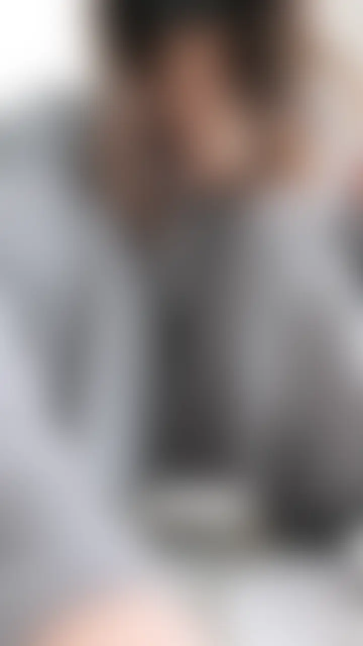 【単品販売専用ページ】

月額プランの方はこちらから
https://myfans.jp/posts/0f4f9873-09d3-40d6-b7e3-0ef7b4bd204b

お友達が引越しお手伝いに来てくれたときの動画です♡

重い荷物たくさん持ってくれたから
疲れちゃったみたいで寝ちゃって...💦

少し作業してたけど疲れマラが、、、

整理してた段ボールがおもちゃ見えちゃって
なんかムラムラしちゃって、、、

クローゼットでこっそりオナニーしちゃいました♡

最初はちょっとだけのつもりが
止まらなくなっちゃって騎乗位しちゃった。

もうね、、、

気持ちよくなると
止まらなくなるのどうにかしたい🥺

気付かれてないか
ハラハラしながらするオナニーは
癖になっちゃうのっておかしいかな？ (2/2)