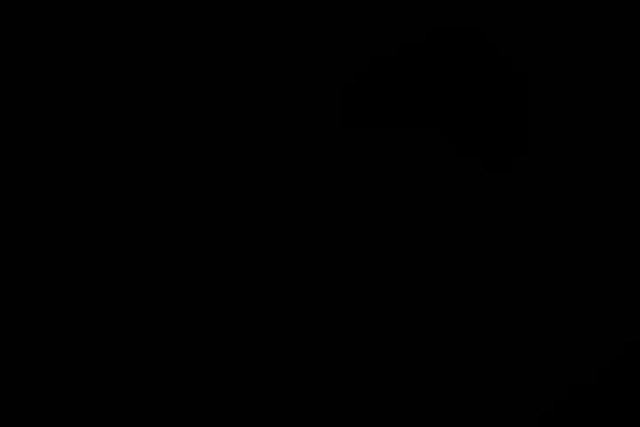 素人でなければ嫌だという徹底した超マニアがハメ撮りした生々しい映像です。大学生のまりこちゃん。19歳。「濡れやすいから、スケベだと思う」と恥ずかしそうに答える彼女。服を脱がすとプルンプルンEカップ!!ローターでクリちゃんを責められると「あっ、あぁ~、イッちゃうぅ~!」と感じまくり!!「おち○ちん挿れてほしい…」とおねだりするまりこちゃんにチ○ポを挿入すると、アンアンと可愛い声で喘ぎまくり!!さらに騎乗位になると自ら腰をグイグイ動かしロデオ騎乗位!!まりこちゃん、エロ過ぎます!! (2/2)