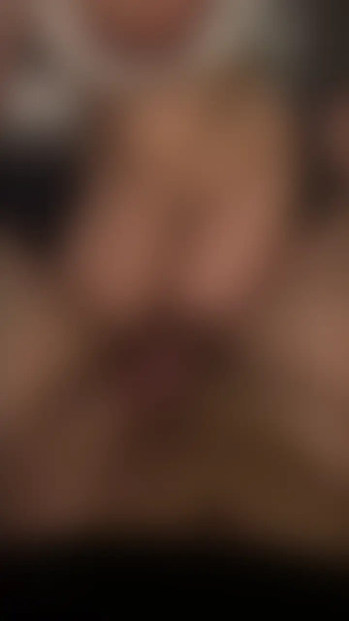 大学のゼミで仲良くなった爆乳JD
彼氏と付き合って一年記念日の翌日にめちゃくちゃ浮気しちゃう尻軽大学生です笑
"後ろから突かれるのが好きです"って言われたからお望み通り突きまくっちゃいました笑
🚨投稿から24時間でいいねとブックマーク数が20越えで好評だったら、続編動画を出しちゃいます! (2/2)