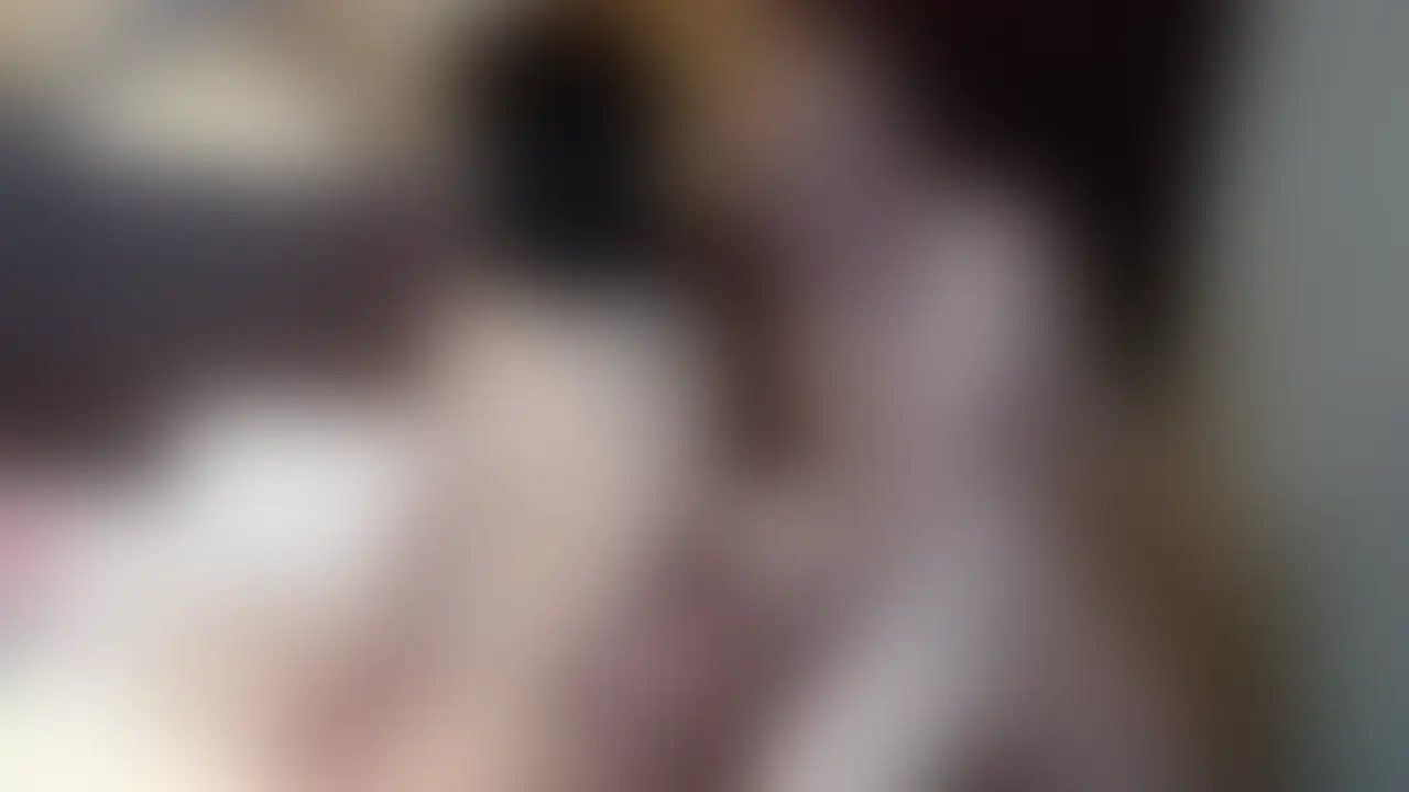 【口元顔出し】冷たかった美人ギャルがおじテクに落ちて言いなり!パパ活女子とお泊りで朝までハメまくり】
彼女、マジでヤバかったです…。パパ活で出会った20代前半の可愛い子。
最初はちょっと冷たい感じだったのに、おじテクでどんどん感じてきて、気づいたら完全に言いなり状態になりました。スタイルが良すぎて、くびれが綺麗でCカップの形も最高。顔も可愛すぎて本当にたまりません。
「キモいなー」と言いながらも、体は素直に反応してくるギャップが最高に興奮します。性格は素直じゃないのに、体はめっちゃ正直(笑)セックスに不慣れで、彼氏と1回しか経験がないのに、俺とは何回もヤりまくりました。
喘ぎ声も完全に素人で、それがまた可愛くてたまらない。ベッドでは彼女の綺麗なボディラインを見ながら激しく動きました。
スタイル抜群の体が、俺の動きに合わせて震えるのがたまらなく興奮します。彼女のフェラは舌が絡みついてくる感じで、本当に気持ち良すぎました。
俺が横になってると、彼女の方から我慢できずに積極的に来てくれるのも可愛かったです。1軍レベルの可愛いギャルが、彼氏持ちなのに俺の太いので何度もイキまくる。
この背徳感が本当にヤバくて興奮が止まりませんでした。彼女のアソコは締まりが良くて、突くたびにギュウギュウに締め付けてきます。
毎回イくたびにアソコが痙攣するように締まるのが最高に気持ちいい。パパ活で出会ったのに、朝まで何度もハメまくって、本当に最高の夜でした。 (2/2)
