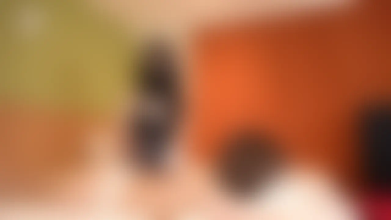 佳奈&みくり性感パウダーマッサージ全身フェザータッチレズくすぐり
高身長ドS痴女の佳奈ちゃんが美乳敏感Mっ子のみくりちゃんを
レズくすぐり&レズ電気アンマでイジメちゃいます。
そして性感を高めるための全身パウダーマッサージからの
全身レズくすぐりです。うつぶせで、そして仰向けで
パウダーを振りまき、優しいフェザータッチでのマッサージを加えます。
「パウダーもくすぐったい」と言いながらも耐えられるほどのくすぐったさ、
それを上回る快感を得ているようでしたが、まったりと気持ちよくなっているのを
ぶち壊すように脇腹ツンツンや腋くすぐりが施されるのです。
「腋じゃない!」「ダメ、ダメ、ダメ!」と何度も絶叫するみくりちゃん。
もちろん、そんな叫びが佳奈ちゃんに届くことはありませんでした。
「悦んでんじゃん!」「悦んでない!」とのやりとりの通り、
女の子にくすぐられて興奮しているのを見透かされたくないという
みくりちゃんの健気な女心が見えて
それがさらにこちらにも興奮を与えてくれるのです。
とにかく反応が可愛いんですよね。
もっとも、みくりちゃん本人は「こんなんで可愛いって言われたくない」
のですが……。
性感パウダーマッサージ&全身フェザータッチレズくすぐりで
笑いながらも興奮する女の子の痴態を楽しみたい、
そんなレズくすぐり好きな貴方だけにオススメです。
1920*1080
15:45
1.21GB
.mp4 (2/2)