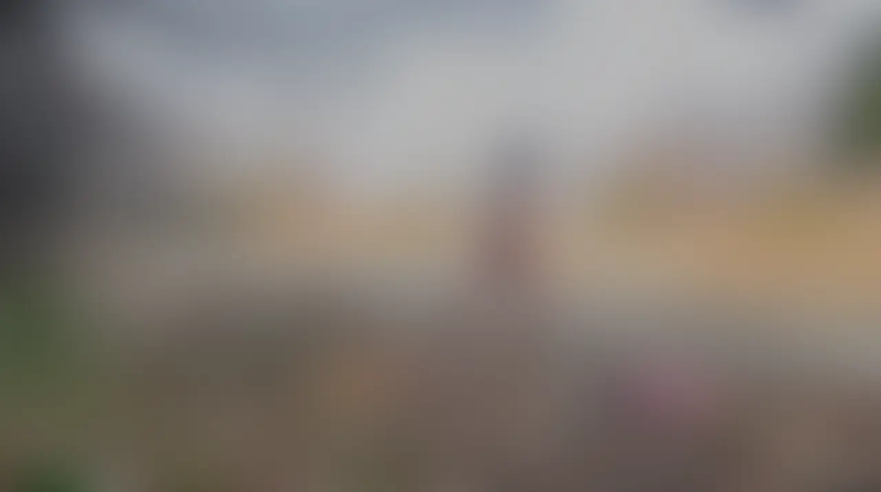 草がまばらに生えた砂利の空き地に現れた痴女
周りを警戒してキョロキョロ
人がいないことを確認してコートを開くとすでにブラジャーもパンティーも履いていない状態
股間を突き出して両手で女性器を広げ
「おまんこ広げて気持ちいい・・・」
後ろや横に人がいないかスリルを感じながら乳首とクリトリスをいじり出す
「春の暖かい風を感じながらオナニーするの最高・・・気持ちいい・・・」
開放的な場所のためいつ人が来るか分からない恐怖を感じつつ快感を感じてしまう変態女
今度はコートを全部脱いで地面に四つん這いになり濡れたオマンコを愛撫
お尻をカメラに向けた恥ずかしい姿でオナニーする
何か人がいるような気がする環境の中
「今日は暖かいからこの格好が一番気持ちいい・・・」
ガニ股になってオマンコを指で開く
「みんな・・・私のオマンコ見て・・・恥ずかしいけど・・・興奮しちゃう・・・」
後ろ向きになり肛門を開く
「みんな私の肛門見て・・・」
「こんな広い所で全裸になるなんて・・・アン・・・」
「たまに車が通るけど・・・大丈夫かな・・・アン・・・」
「野外露出サイコー!」
6分54秒 (2/2)