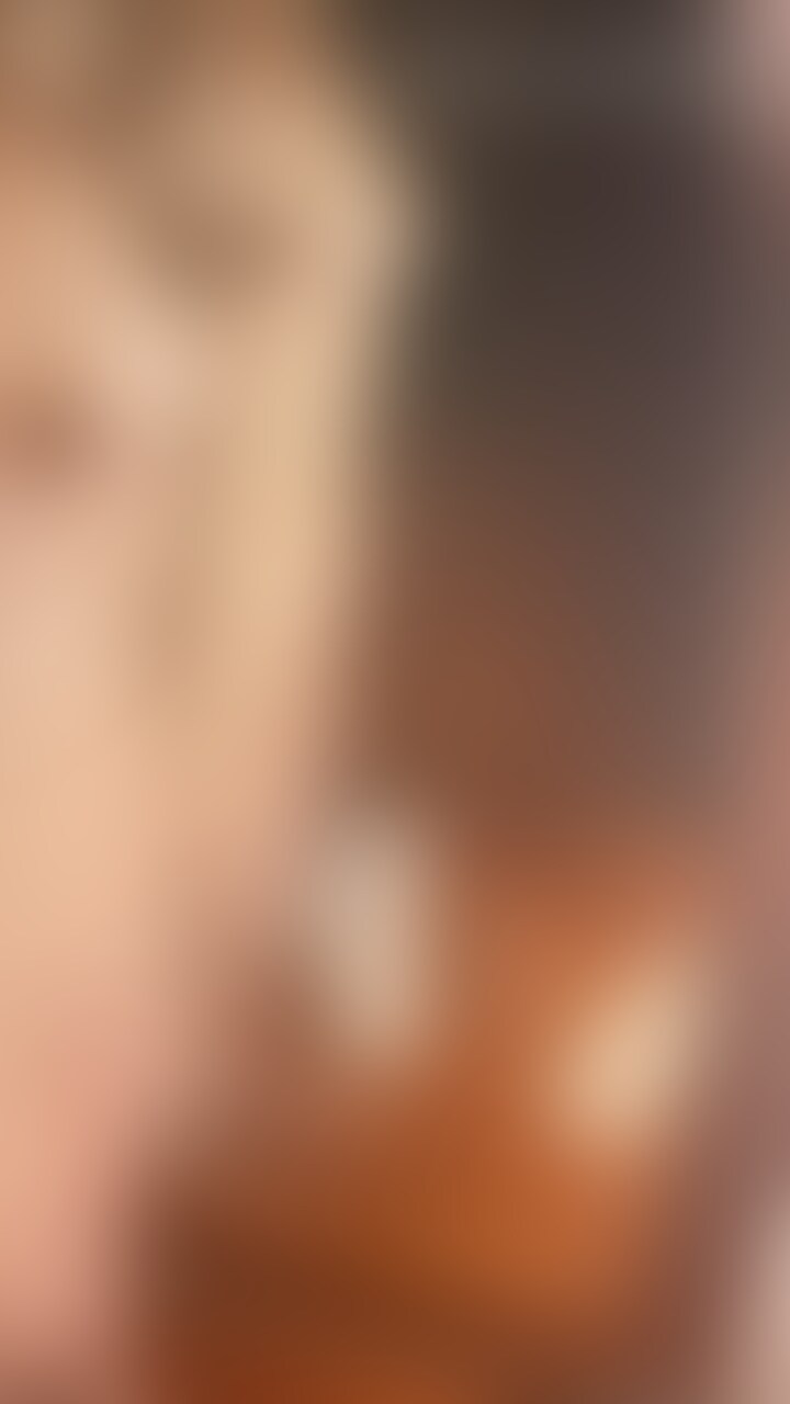 ぴーず限定おまけ動画付き
1回イッた後ゆっくりディルドを抜いて、鏡の前でなぜか指パッチン
立ち全裸で動く姿を横、前、後ろと見せたかったんだと思います😂
鏡の前で汗だく無○正ディルドオナニー
床にディルドをつけて前後の腰の動き練習の別アングルです。
鏡越しの動画ってなんか盗○っぽいね///
身体のラインも正面アングルとは見え方違うし、いろんな角度からしのぴを見てほいいな💕 (2/2)