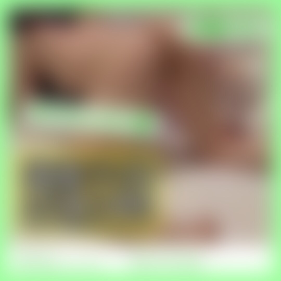 フルサイズ版→ https://myfans.jp/posts/51922ec0-4fed-4e60-95e0-13cfcb13039e
【動画紹介】
前回処女卒させた道産子JDのまなちゃん。今回が2回目の○○○になります。
彼氏もいないし前回はマゾ奴●宣言させたし当然彼女にとっても2回目のセックス……の筈だったんですが、私に会いに来たこの東京旅行中に複数人の男と遊んできたそうです。なかなか狂ったマゾですね🙃
私は別にこの子を独占したいとか無いんですが、仮にも奴●宣言したマゾが黙って他のオスに媚びるのは気に入らないのでキチンとお仕置きも仕込みます。お尻叩いたり○○○束してクリ責め多めに仕込んだり。とは言えお仕置きを乱暴にやり過ぎるとこの身体はまだ開発が足りないので、開発○○○を交えながら念入りに快楽を叩き込んで、誰がこの身体を一番気持ち良く出来るか教えてあげました🙃
準処女のキツいマゾ穴をじっくりほぐしてから、マゾ奴●であることを再認識させる為に生ハメ○○○セックス。たっぷり中出しまで仕込んでご主人様が誰なのかを教え込んで今回はフィニッシュです😌
動画を全編見たい方は↑からフルサイズ版をお楽しみください
【無料プランでの公開期限】2023/12/31まで (2/2)
