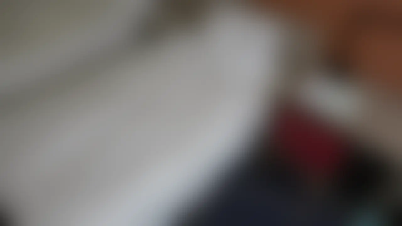 お部屋に帰ってきて一息つきながら、スマホを観ながら股間をもぞもぞ始めちゃいます。
うつ伏せでお尻をピクピクさせながらする特殊なオナニーがエロいです。 (2/2)