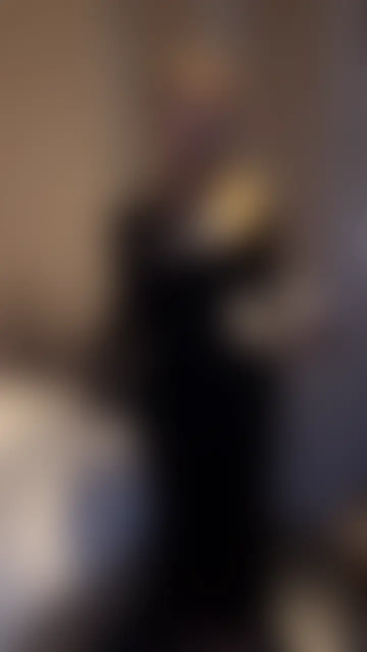 【本編】スレンダー看護士にサルート着させました
普段は白衣で清楚に見える看護士のこの子。そんな彼女にあえて大胆なサルートのランジェリーを着させてみたら、抑えていた本音が一気に溢れ出した。病院では真面目で優しい“癒やし役”を演じてるけど、実は人知れず刺激を求めていた彼女。レース越しに浮かぶ細い腰や引き締まった体つきは、清楚さと背徳のギャップを一層際立たせる。サルートを纏った瞬間、普段の彼女からは想像できないほど妖艶な目つきに変わり、欲求を隠さず俺にぶつけてきた。その解放された姿は、仕事で溜め込んだストレスをすべて洗い流すかのように濃密だった――。 (2/2)