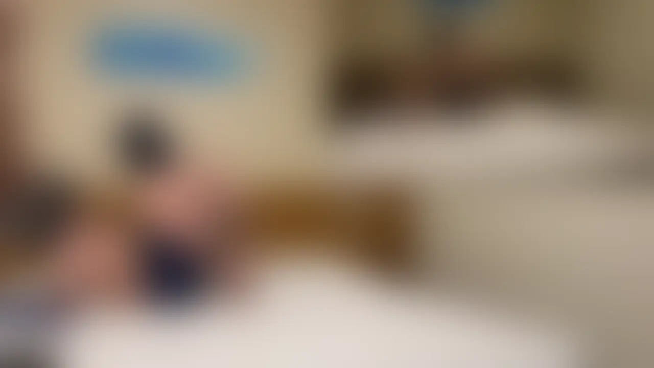 （完結編）興味本位で、モデルの女の子に拘束されてみる。3/3 

代表監督の清水です。 普段女の子を拘束する動画を制作しながら、 ずっと思っていたことがありました。 「モデルの娘に拘束されてみたい。」 いつも、脱出しているあの娘どんな気分なんだろう。 悔しいのか、気持ちいいのか、はたまた恥ずかしいのか。 そんな風に、自分も拘束されて、不自由な体勢で南京錠を 開錠し脱出してみたい。 電マや吸うやつをつけられながら脱出するのはどんな感じなんだろう。 ただマッサージ器をつけられているだけだから、ちょっと我慢すれば 動けるのか、または、刺激によって体が動かなくなってしまうのか。 でも、ぜんぜん何も知らない人に身体を預けるのはなかなか勇気がいります。 そんなわけで比較的穏やかそうな娘。しおみちゃんにお願いして、 拘束してもらいました。 

いきなり電マがあることに気づいてスイッチを入れようとしてくるしおみちゃん。必死で逃げようとしましたが、ガチガチの拘束で逃げられるはずもなく、電マの餌食に。ダメだ。男は動けなくなってしまう。刺激で。 (2/2)