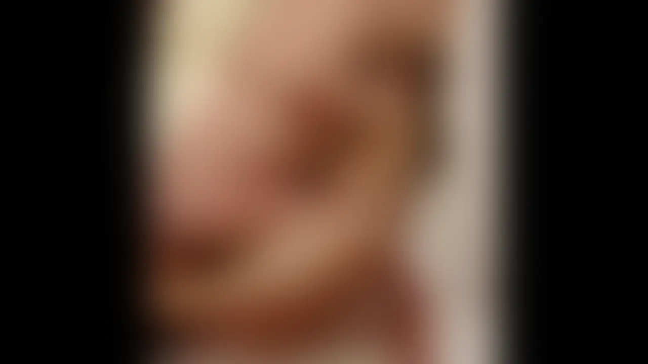 今回は【76枚のオフショット追加】の完全版🫣💗(顔ぼかしVer)
昔の秘蔵映像を、写真付きでたっぷり楽しめる特別バージョン。
ネットで出会った単独さん2名との、ちょっと特別な夜…。
前半で絡んでいる彼とは、何度か会ううちに自然と距離が縮まっていって、
回を重ねるごとにイチャイチャする関係になっていました🥰
そして、ついにその瞬間が。
「生でもいいよ❤️」
ふうが初めて許した瞬間でした…。
今回は2人の男性と絡んでもらったんですが、
今までで一番盛り上がった寝取られ回だったと思います。
2人に気持ちよくされて、ほっぺが赤く染まっていくふう、ぜひ見てほしいです。
声も、表情も、全部いつもより正直で…。
自分でもびっくりするくらい、感じてしまっていました。
寝取られ好きな方には、たまらない20分です。
動画を見て「いいな」と思ってもらえたら、
いいねやコメントで教えてくれると嬉しいです🥰
応援よろしくお願いします♡ (2/2)