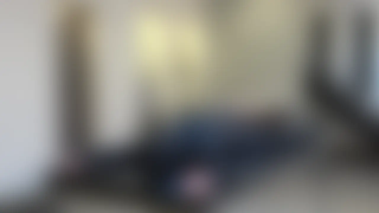 マゾ男は机に拘束され、痴女に何度もいかされる
彼女はクスクス笑いながら、マゾ男にキスや大きいおっぱいや股間をマゾ男の口に当てるが、マゾ男はガムテープで舐める事ができない。
彼女はマゾ男の勃起したちんこを手で触りそうでギリギリ触らず、舌で舐めそうでギリギリ舐めないでからかう。
マゾ男がとうとう手コキに耐え切れずに射精すと、彼女は飛び散る射精を観て大笑いする。
その後も、彼女は手コキを止めないで笑う (2/2)