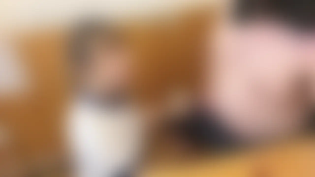 【Premium】限定動画♡
昨夜の「人妻MAHと絶倫♂の密会ラジオ」…。
深夜にも関わらず、500人以上の方に見守られながら、私はずっと興奮していました…。
「MAHさんで抜きました♡」
そんなコメントが次々に流れてきて…。
こんなにもたくさんの男性に、“女”として見られている――
その事実だけで、頭の奥がじんわり痺れてしまって…。
絶倫さんと話している最中も、全然集中できなくて…。
椅子に座りながら、熱くなった股間を無意識に擦りつけてしまっていました…。
配信が終わったあと、もう我慢できなくて…。
「ねぇ…シよ?♡」
自分から、絶倫さんを誘ってしまったんです…。
最近ずっと欲求不満だったこと。
そして、排卵日で身体が異常なくらい敏感だったこと…。
少し触れられるだけで、身体がビクッと反応してしまって…。
気がつけば、理性なんて全部壊れていました…。
何度も何度もイかされて、
視聴者さんに見せていた“人妻MAH”の顔とは違う、“本当の私”になってしまって…。
最後はもちろん…。
排卵中で熱を持った子宮の奥に、絶倫♂さんの濃厚な精子をたっぷり注がれました…♡ (2/2)