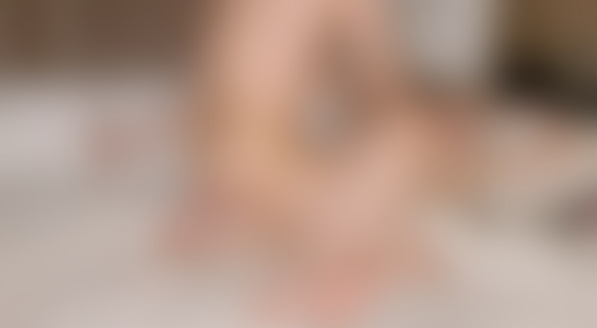19歳ぽっちゃり金髪巨乳ちゃん②
激しいオナホセックスの後に全身オイルマッサージしてあげました😋
かなり凝ってるらしくほぐしがいがありました🏃♂️
カチコチの筋肉をじっくりゆっくりマッサージ🤲
しかし!!首マッサージをしてる時にムラムラしてキス、、、からの乳首弄り❤️
乳首でイクのと喘ぎ声がエロ可愛すぎてチンポが性欲に耐えられず生挿入🍌❤️
乳首と膣内同時責めでまたまた気持ちよくなっちゃう19歳🫶🫶🫶
最後はイチャラブで締め😍36分 (2/2)