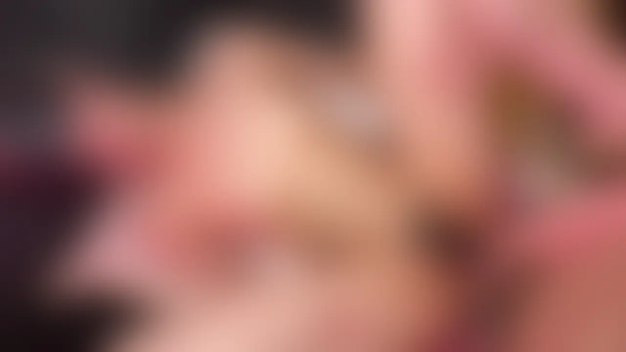 壊れた失神女子大生/完堕ち種付中出し編
⚠️サークルで知り合った彼氏を他所に、裏垢で憧れのバチボコ動画を見ては自慰に励む女子大生。彼氏にも言えないトラウマを解決すべく、思い切ってハードなバチボコに応募するも…?
【🔥今回の見どころ】
・属性:彼氏持ち/有名大学/箱入り娘/男性経験5人/中イキ潮吹き未経験/スパンキングやハードな挿入に興味あり/過去にトラウマあり
・全編プレイ:インタビュー/胸と膣愛撫/フェラ/失神中出し/2回戦あり/特典あり
・推しポイント:初めての裏垢アポ。
終始テンション高めの彼女がリアルすぎてインタビューでカットしたトラウマを乗り越えて、念願のバチボコ中出しでトラウマ克服するまでの一部始終。
🔞シリーズ紹介は前編参照🔞
https://myfans.jp/posts/a3ab0413-22d2-44d0-b286-4f359cb94906?sort_key=publish_start_at
🔞ここから本編紹介🔞
前編での号泣挿入断念から小一時間の休憩を挟み、やはり無理か…
となるも、彼女から【もう大丈夫です】と。
ただやはりまだ怖いのでバックからお願いしたいとの事。
私としては正常位もバックも変わらない気がしたが、せっかく前向きになった気持ちに水を差す訳にもいかず、遠慮なく後ろからごりゅっと生挿入…
ポルチオの存在を確認した瞬間、喘ぎ声のボルテージが上がる。
【おいおいこの子、めちゃくちゃ好き物じゃん】
トラウマから解放された雌穴は待望の生竿で子宮を責められて絶叫…
【もう無理死んじゃう壊れちゃう…】
死んだ子も壊れた子も知らない私からしてみたら煽られたのと同じ事。
こちらもしっかりボルテージを上げて遠慮なく未開発な膣とポルチオを抉る。
バック-正常位-種付プレス-屈曲位etc
歴代彼氏では届かない所を容赦なく狙い撃ちされ、中イキすらした事がない彼女はまさかの【失神】をしてしまう。
【おいおい失神してるよ…マジか】
喘ぎ声が止み意味の無さない身体の抵抗もなくなり、何かおかしいなとは思ったが…
その後も絶え間なく責められて快感が自分の許容範囲を越えてしまった彼女は繰り返し【失神】してしまう。
まぁだから何だと言う話で。
さんざん生竿で未開発な膣が腫れ上がるほどピストンされ、最後は【外に出して欲しいです】
【あー…このパターンね】
無視して奥ごりゅごりゅのピストンを繰り返す。
繰り返す。繰り返す。
終わらぬピストンに根負けした彼女は、トラウマだった【中出し】も許してしまう。
遠慮なく奥に溜め込んだザーメンをぶち撒けてフィニッシュ。
これで本当にトラウマが解消されたなら良いんだけど、どうなる事やら。
この日以降のハメ撮りが上がったらそういう事。 (2/2)