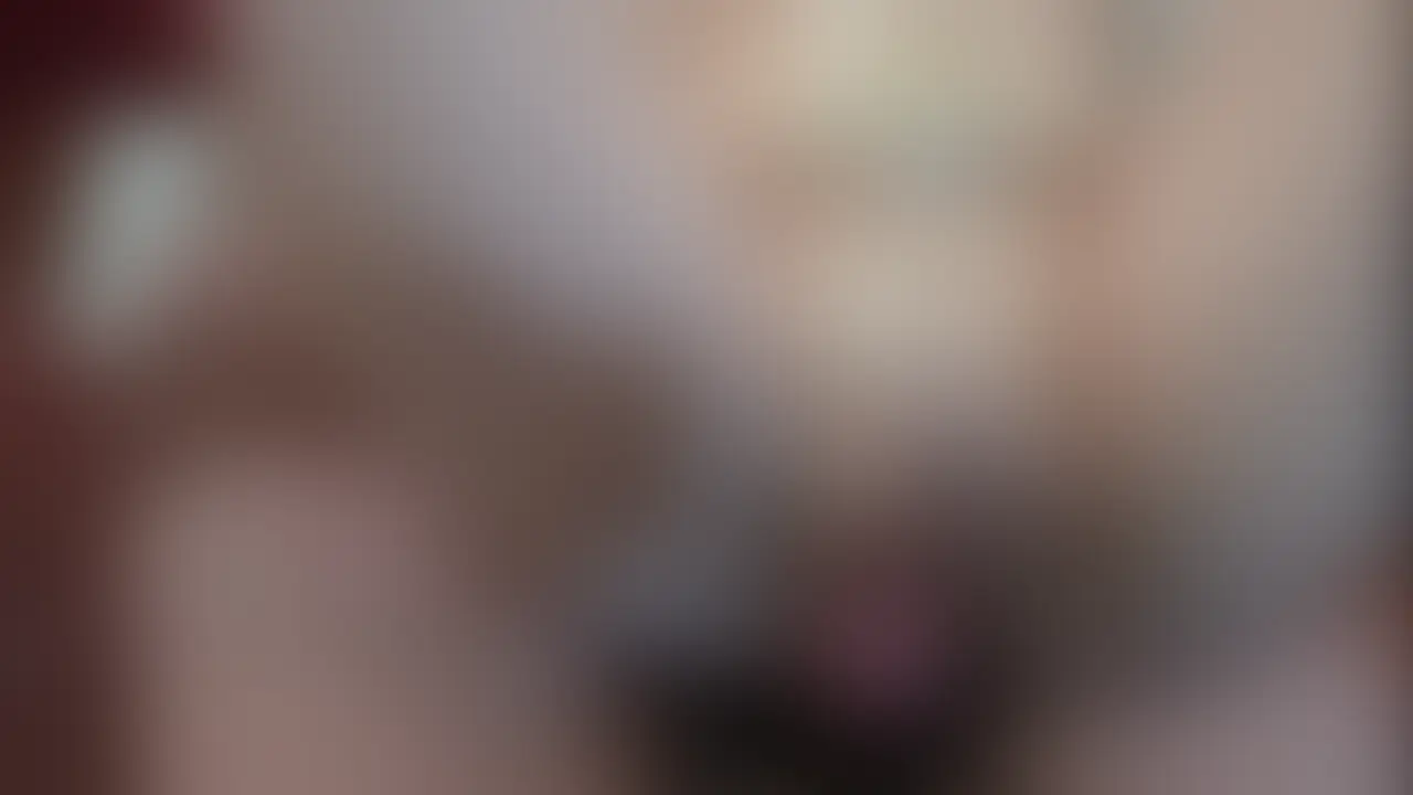 【見放題ch.対象動画】⇒ https://myfans.jp/narimiya/tags/b2185c63-856e-4fab-9772-d5df517470eb
※本番動画※【22歳 155cm 56kg Fカップ 経験1人】「フェラと騎乗位を練習したい…」
そんなストレートな理由で、22歳の女の子から連絡が来た。いつもと勝手が違うことに、最初は少し戸惑った。僕に会いに来る女の子の大半は「自分が気持ちよくなりたい」「自分が満たされないから」という理由がほとんどだ。でも今回の子からは、そういう気配がまるで感じられない。話を聞いてみると、彼氏はいるけど「セックスが楽しくない」と言う。
気持ちいいことは間違いないらしい。中も外もちゃんと反応するし、身体的には悪くない。なのに「楽しくない」。その理由を聞くと、
「彼氏がちゃんと気持ちよくなれてるか不安だから」
だった。自分が主導権を取って、彼氏を気持ちよくさせたい。だからこそフェラと騎乗位をちゃんと勉強したい、と。なんて彼氏思いで、優しくて、真面目な子なんだろう。
初体験がその彼氏で、それから合計4人と経験したけれど、毎回「自分が下手なんじゃないか」という思いが頭から離れず、心からセックスを楽しめなかったそうだ。自分が感じていても、彼氏が満足していない気がして、どこか罪悪感すら抱いてしまう。そんな悪循環に陥っていたらしい。僕の動画を見ている人ならわかると思うけど、僕のフェラってだいたい数分で終わる。女の子が気持ちよくなってくれればそれで十分だし、長くフェラをさせ続けるのは「女の子が苦しむだけなんじゃないか」と思って、早めに切り上げてしまうことが多い。そういう意味では、これから会う彼女と僕は、意外と似ているのかもしれない。
「相手を気持ちよくしたい」という気持ちが根っこにある。ただ、僕の場合は「相手が喜んでくれれば自分も嬉しい」という流れで、彼女の場合は「相手が喜んでくれないと自分が安心できない」という流れ。方向は同じに見えて、実は微妙に逆を向いている。数日後、新幹線に飛び乗って北国へ向かった。
駅の改札を出ると、そこには今どきの22歳らしい子が立っていた。メイクも服装も、どこにでもいそうな普通にかわいい女の子。とても「セックスが楽しくない」と悩んでいるようには見えない。でもそのギャップがあるからこそ、彼女がどうしてそこまで自分を追い込んでしまったのか、もっとちゃんと話を聞いてみたいと思った。 (2/2)