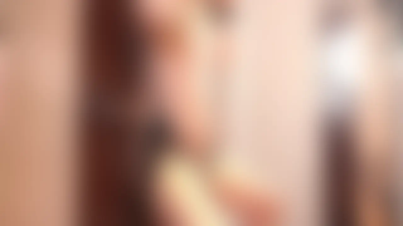 【完全顔出し】痴女・舞乃(まの)さんに壁拘束責め&拘束棒による四肢拘束責めされてきました🐳💦
動画は洗面台の目の前で壁拘束されたところからスタートします。
手や太ももでおちんちんを弄ばれたり、フェラで可愛がられたあと、舞乃さんのパンティの中におちんちんを挟まれて遊ばれてしまいます. .
その後移動するとベッドでもなくソファでもなく、テーブルの上でフェラされます. . . そのままおまんこに生挿入されるものの、焦らされ、イかせてもらえません。
焦らされた後はベッドに移動し、拘束棒に手足を拘束され、騎乗位で精子を搾り取られてしまいました. . .お決まりのお掃除クンニをさせられながら、亀頭責めで男の潮吹きへ. . .
━━━━━━
購入数が多い人気作品につきましては女の子の身バレ防止のため、徐々にお値段も上がる可能性がありますので、気になるコンテンツはぜひお早めにお買い求めください!
▼痴女プレイが好きな紳士様にはこちらもおすすめです
https://myfans.jp/posts/690442de-e364-43fd-8398-d9145caecab0
2本いずれもご覧いただける有料プランもお得ですので、ぜひご検討ください! (2/2)