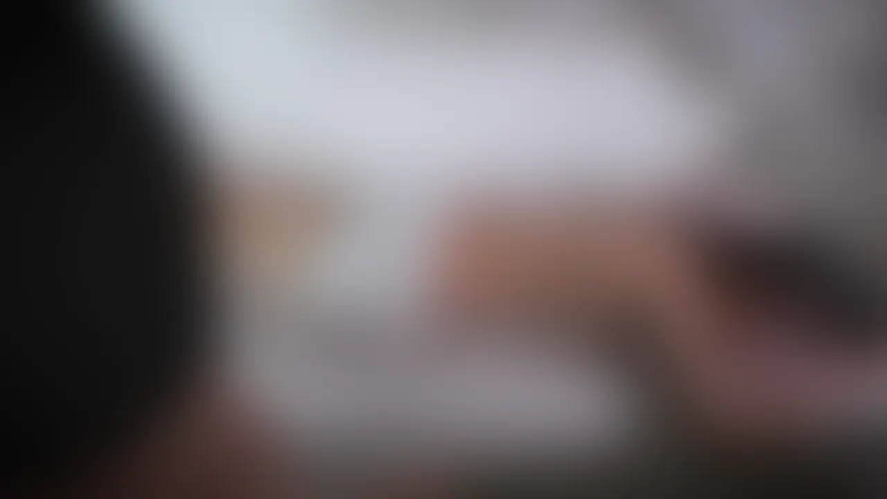変態マッサージ師がぬるぬるオイルで、つるつるおまんこをハメ撮り!生中出し個人撮影
ある日、肩こりがひどい美女が「口コミで評判のマッサージ店」にやってきた。
優しくほぐしてくれると思いきや、施術はすぐに変態マッサージ師の本性丸出しに…。
全身に大量のぬるぬるオイルを塗りたくられ、つるつる無毛のおまんこを執拗に刺激されていく。
指でクリトリスをこね回し、敏感な穴を掻き回され、喘ぎ声を抑えきれなくなる美女。
我慢できなくなったマッサージ師はついに本番へ。
ハメ撮りカメラを回しながら、ぬるぬるに滑る極上おまんこへ生チンポをずぶずぶ挿入!
激しいピストンで何度もイカされ、最後は子宮にたっぷり生中出し。
「これからも通ってくださいね…」と妖しい笑みを浮かべる変態師。 (2/2)