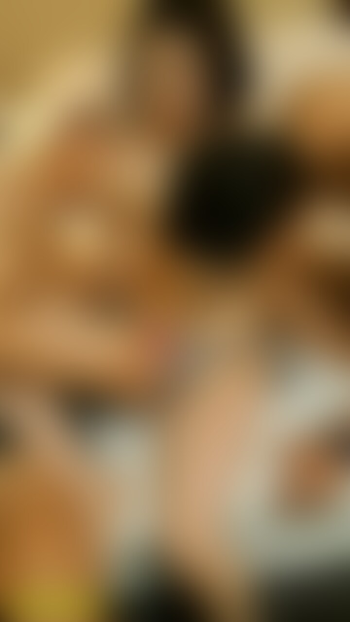 単さん二人と3Pしました❤️動画を分けて載せていきますね❤️
初めは緊張でしたが理性が飛んでからは気持ちよくて自分から腰を振ってしまうくらい感じてました❤️
第一段は緊張してるところから触られてだんだん感じてるとこまでです❤️
身体をくねらせてエロくなっていく様子をお楽しみ下さい❤️ (2/2)