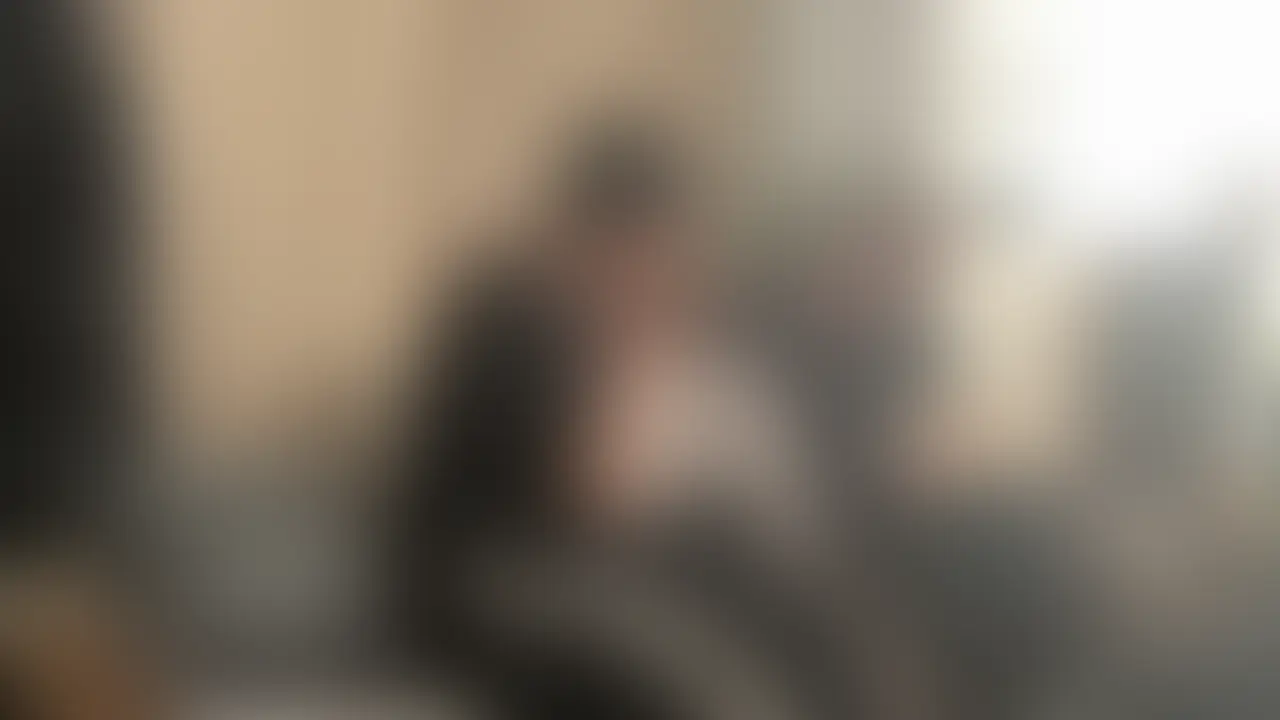仕事が早く終わってセフレの大学生くんの家に遊びに行ったら、何故か友達もいて一緒に3Pしちゃった( °_° ) (2/2)