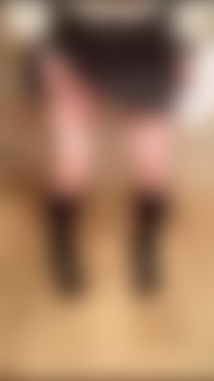 ***成人済み素人女性によるコスプレ演出です***
【入学式でおもらししてしまう生徒会長おもも】
在校生代表として新入生歓迎の挨拶を任されたが
不運の連続で済ませられなかったまま本番を迎えてしまい新入生も見ている前で…

［撮影秘話］
学校名と名字を設定してみました🍑
以前身につけ忘れたピンクのリボンを用意しましたが
訳あってこの動画ではスカートより下からしか映せず
リボンはほとんど見えずですが…その理由は別の投稿にて説明します🙏
そして前回の投稿から日にちが空いてしまいゴメンナサイ🙇‍♀️

2024.06.26リリース→2024.08.26まで閲覧可能
⇨※2024.08.11更新:
おももだちプランに入ってくださっている間は無期限で見られるように変更しました！
なので月額プランを解約すると見られなくなります⚠️
*****************
【こちらの動画の単品購入をしてくださる方へ】
2024.08.14〜単品購入もできる設定にしました！
単品派の皆さまお待たせいたしました(人д＜o)

正面からのアングルのみの動画（最後の方にスカートを少し捲るので濡れた下着見えるシーン有り）です☻
⚠️床の色のせいか水溜りが分かりにくいです涙⚠️

別アングルバージョンもまた別の投稿にあるので
それぞれを単品購入だと割高になってしまいますが…&当初は後から全パターンを再編集して単品販売用にリリース予定だったのですが現状プランと並行しての処理がとても追い付かずアングル別の販売になってしまいますが…それでもよろしければ🙇‍♀️ぜひ🙏です！

なかなか月額プラン開始後の単品販売についての詳細を決められず結果お待たせしてしまったので
単品販売は一旦それぞれ1投稿500円（myfans手数料別）に設定しています (●´人｀●) (2/2)