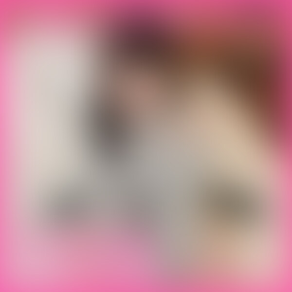 どうも、にもかです。
今回は、はかなげ幸薄スレンダーちゃんとハメ撮りしたので映像公開します。
この見た目でバイト先の先輩全員にヤられてますw
彼女じつは以前からバイト先ではヤれると噂がありました。
そんな女はヤらない方が損なので、当然狙わせていただきます。
先輩は全員食ったそうなので噂は当たりだったようです。
笑顔がかわいすぎる子です。
人当たりの良さは股の緩さです。
ノーグダでホテイン。
貧乳ですが、ちょうどよすぎるスレンダー具合なのでそれがまた興奮します。
それでいて激レアのピンク乳首です。
コスチュームは着たまま最後までするのが定石ですが、あまりにも乳首が見たかったので途中から脱がせてハメちゃいました。 (2/2)