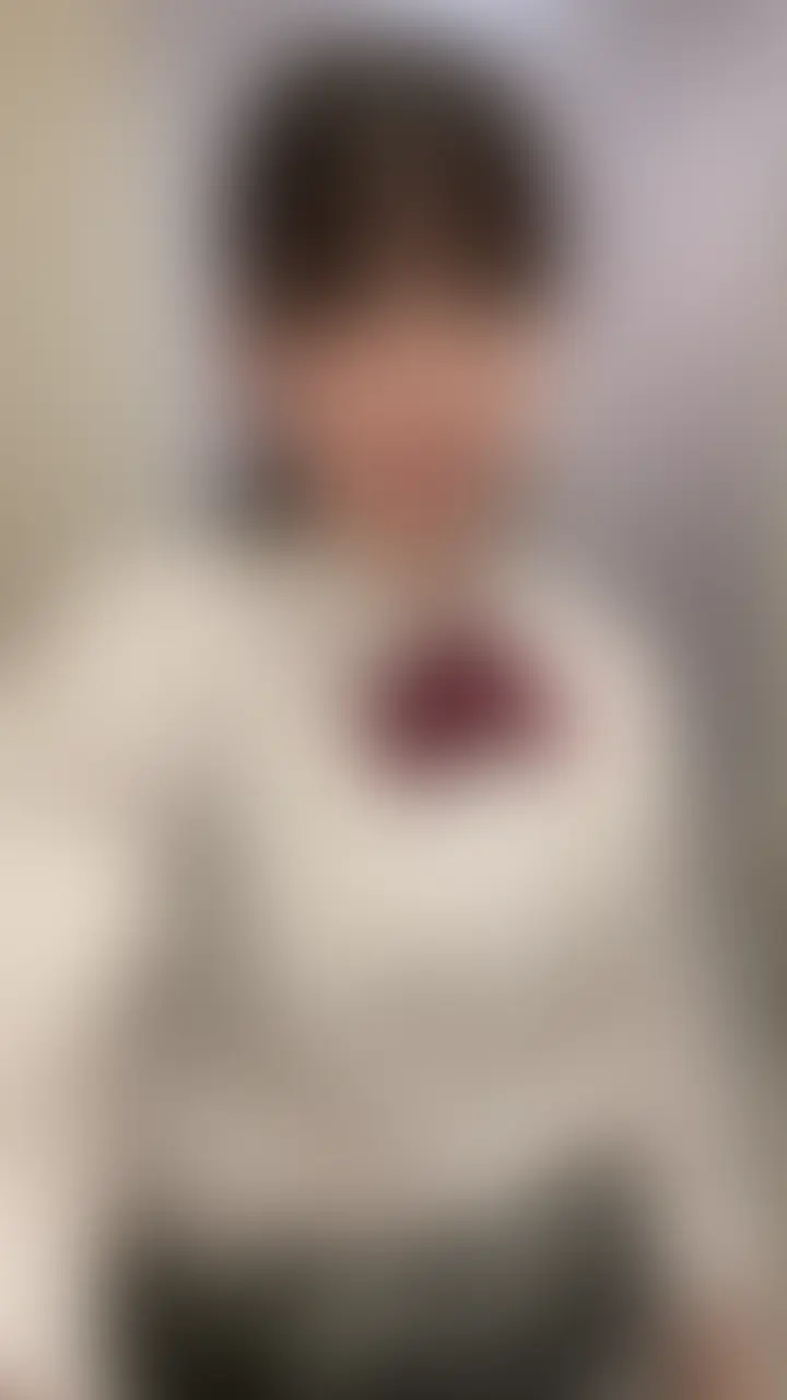 【腰砕け絶頂】「○田あ○」清楚美少女はよわよわクリトリスを電マで弄ってマジイキ
お疲れさまです🫶🏻
見てくれてありがとうございます🥰
またまた妹の学校で流行っている「オナニーを罰ゲームで送らせる」
っていう動画、もらいました。うん、エッチです。笑
今回その罰ゲームにあたってしまったのはあ○ちゃん(ノД`)
私たちのお家にもきたことがある礼儀正しくてかわいい美少女ちゃんです//
脱衣所で制服を脱ぐところから動画スタート。
もじもじしながら脱いでいます。
途中ちくびを弄ったから
ブラからはみ出る乳首がエッチでいいです。
そのまま全裸になって指で乳首と
おマ○コを指でほじほじ。
気持ちよさそうに感じてます///
電マで弄りだすと体をビクンビクンさせて
感じまくっています。
そのままクリトリスを刺激すると簡単に果てちゃってました😳❣️
最初のもじもじしてるかんじから
いっちゃう感じが…エッチ// (2/2)