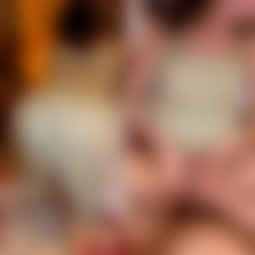 ★長編VIP動画 27min 🐯 
『綺麗なお○○○さん✖︎痙攣バクイキ✖︎バチボコ生SEX』

色白スレンダーで綺麗なお○○○さんとの密会。クビレとお尻のラインが綺麗に映えるワンピースがえっち。四つん這い状態でお尻を触りながらスカートをめくってみるとパンツにシミが、、。スパンキングしたり直接性器を擦りつけてるとさらに濡れて来ちゃいました。撮影とか前戯は無視してそのまま生挿入。ぐちょぐちょのアソコに生挿入が一番気持ちイイですね。入口でも奥でもキツキツに締め付けてく興奮状態のお○○○さん。バックでポルチオガン突きすると痙攣しながらイッちゃいました。寝バック系でも足ピンしながら痙攣が止まらない状態に。生ち⚪︎ぽで痙攣生膣をたくさん味わって最後は正常位中出しでフィニッシュです。とっても変態なお○○○さんでした🫶 (2/2)