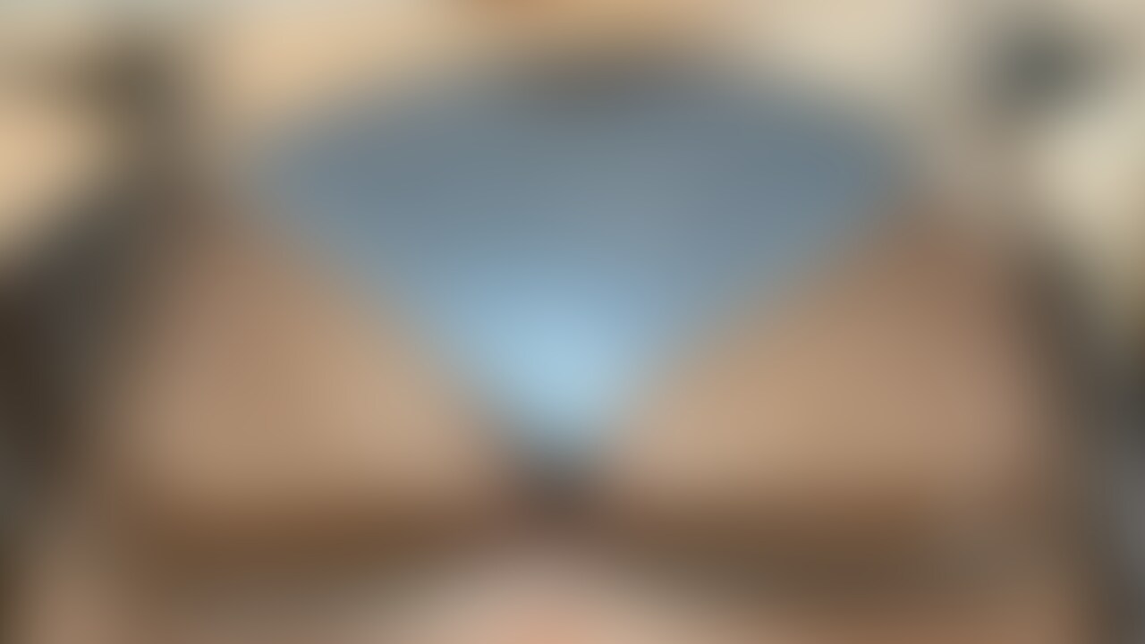 下からのアングルをアップでお届け!
スポーツしてる女子大生の足をエロくほぐしてあげました。
やはり運動しているだけのことはあって、筋肉質でしっかりとした足で揉みほぐしごたえがありますね!
まず角質も取って足の裏をツヤツヤにしてオイルマッサージ開始✨
どんどん鼠蹊部に手が伸びてパンツにちょっと当ててみると体がビックと反応してるのがかわいい💕
どんどん性感帯に手が近づいてパンツの中に手を入れたらもうそこはぬるぬるでした。 (2/2)