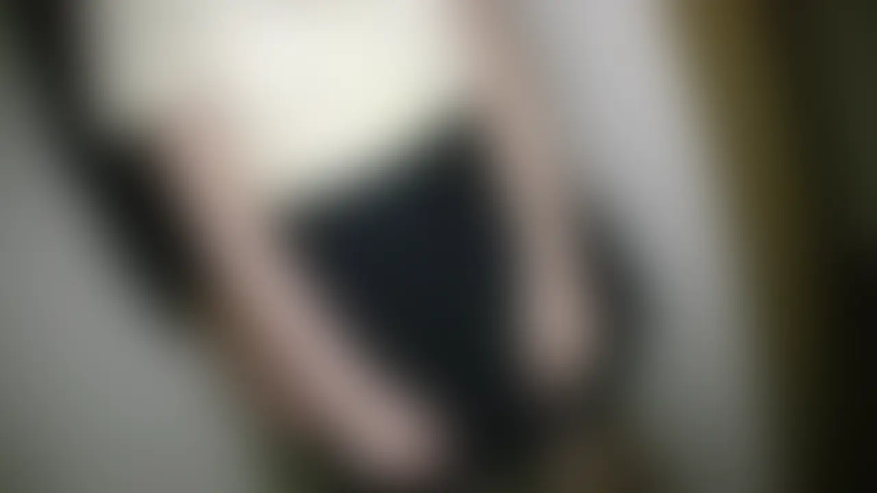 美巨乳をを後ろから揉んだり手マンしてイカせる動画が謎の背徳感でエロすぎた。
この間、郊内の女学生と交渉してパンツを売ってもらった話です。
私はアシスタントに責められる履き主の女の子の動画を撮って、それをオカズにしてパンツでチンポを扱くのが生きがいなのですが、今回の子はいくらお金を払うと言っても顔を映されるのは嫌だというので、かわりにマスク着での撮影と相成りました。
しかしこの娘、制服越しでもわかる美巨乳の持ち主。ふんわりプリっとしたやわらかオッパイを、揉んでつまんでこねくりまわすと甘い吐息が漏れ出します。
パンツに指を差し込むと端から淡いピンクの花弁が顔をのぞかせ、優しく撫でてやれば甘い蜜が薄布に染みを広げていきます。
段々と激しくなる愛撫で絶頂に達したら、肌の温もりと恥じらい交じりの若いメスの匂いでコーティングされた極上のオナホールの完成です。
無事パンツを貰ったらありがとうと言って家に帰らせました。パンツ以上は要求しないのが私の美学です。
また一つ素晴らしいコレクションが加わりました。早速自室で見返してくることにします。 (2/2)