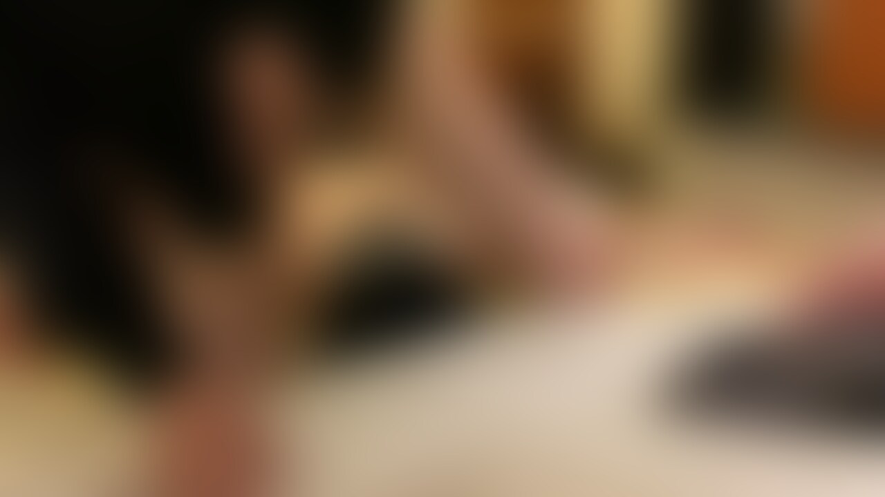 手も押さえつけて顔の上に正座。

もがくM男くん見てくすくす笑ってる。

全体重かけてるからM男も流石に逃げられないね。

ちなみに、この体制でM男の口の中にオナラまでしちゃってます。 (2/2)