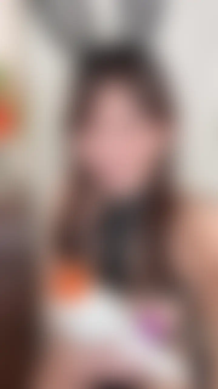 【顔出しあり版】はじめての乳首クリップで…イキ狂い潮吹きチクニー💕乳首クリ責め連続絶頂バニー🐰💕
今日は前回の投稿でおひろめした
セクシーバニーちゃんのおにゃ動画だよ🐰💜
二プレスのシールをぺりぺり…
はじめての乳首のクリップを装着したら
刺激にびっくり՞ ՞
最近はね、乳首が開発(?)されてきているのか
乳首をつねったり、振動が加わると
あそこも連動して中がきゅうぅぅっとなって💦
(⇧この感覚って男性もありますか?)
チクニーだけでも頭が真っ白になってイッちゃう…
乳首おもらしごめんなさい🥺
後半はクリップをクリにもあてて
クリと乳首の同時責め💦💦
モ〜ムリ~、、っておかしくなりながら
お潮をいっぱい吹いてしまいました😣💦
フル16分
だいすきプラン→口元・雰囲気まで
らぶプラン→顔出しシーンありです♪
最後はガニ股でオホオホ言っててごめんなさい🥺
恥ずかしいけど一緒にたくさん
気持ちよくなってもらえたら嬉しいです///
そして、今回のおにゃに長くなっちゃったので
前後半に分けますっ。
オナ禁してたのもあって欲求がやばかった…🥹💦
続きのバイブ編も楽しみに待っててね🫶
パヒハロ🐰💜🎃 (2/2)