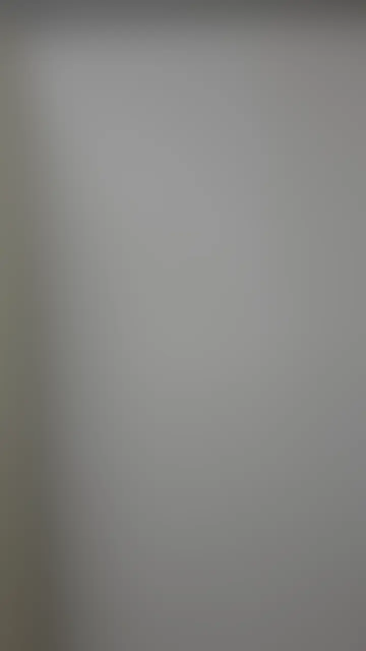 もっちりとした白くてキレイな肌に薄紫のセクシーな下着を着用しておりました。
コスプレを合わせてブラがはみ出てしまうのが気になる様子です。
ブラジャーを外してぽろりと零れ落ちる美巨乳が最高にキレイです！
ピンク色の小粒な乳首がコリっと硬くなっている感じがたまりません。

続いてレースクイーンのコスプレにも着替えてもらった後はついに水着へのお着がえでです。
上のコスプレを脱いで豊満な乳房を丸出しにしながらかわいい困り顔で水着の紐を結んでおります。
パンティを脱ぐとナチュラルに生い茂った陰毛まで丸見えになってしまいました！
最近の若い娘は本当に発育が良くて最高ですねｗ (2/2)