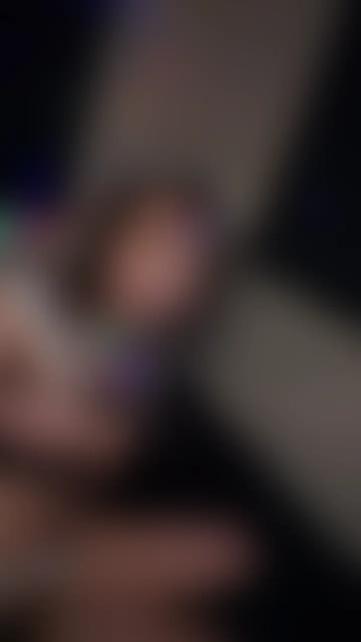 トップ女優が俺の家で、シコい表情でチ○ポ欲して、聞いたこと無いオホ声を響かせてる。
「イグっイグっ」って下品な喘ぎ声。見るたび俺も興奮してしまって、勢いで中出しちゃったけど喜んでくれてよかった…
【本編顔出し公開中】
ついに憧れの女優とご対面。完全プライベートな彼女は、思った以上にシャイだったけど、酔ったら次第に心開いてくれて、甘え声と顔に俺の本能が刺激される。
絶対に忘れられない夜にしたくて、彼女に刻み込むように膣奥まで何度も突いてあげたら、聞いたこと無い本気のオホ声を部屋中響かせてイキまくってくれて幸せの絶頂。思わずガッツリ中出ししちゃいました、、、 (2/2)
