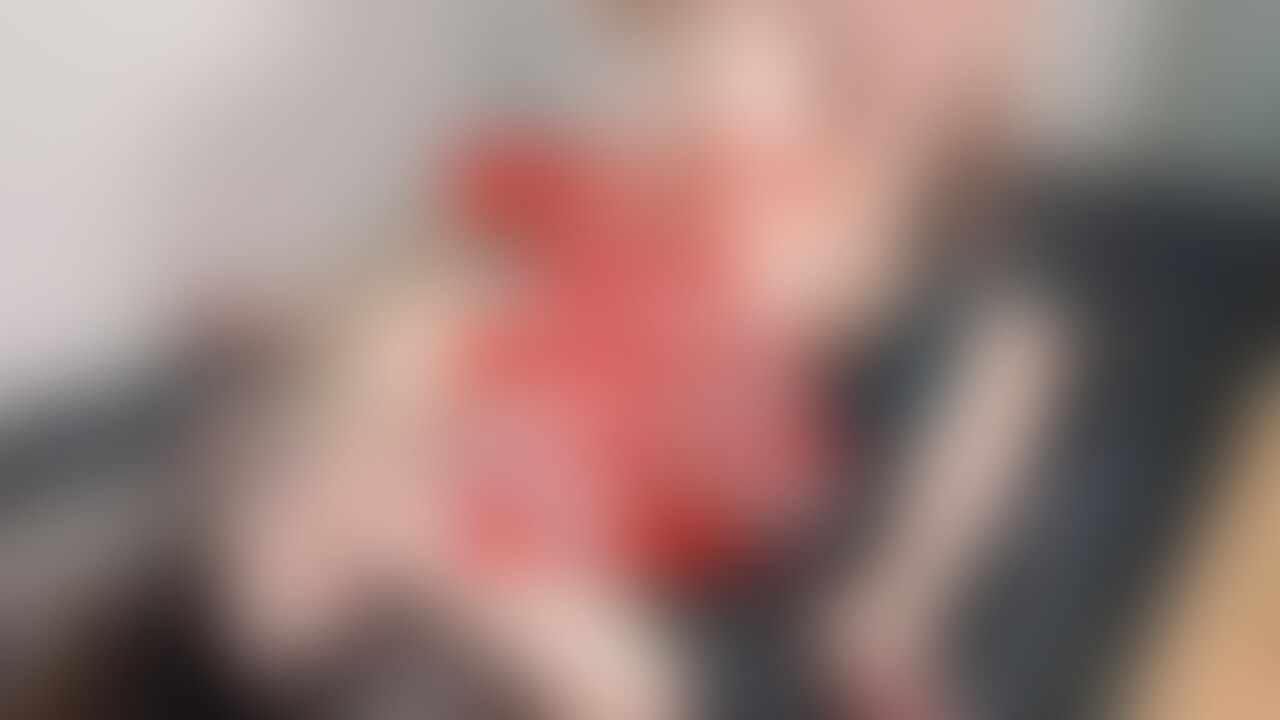 超巨乳の美女とハメ撮りセックス個人撮影しました！
おっぱいを揉み揉みしてみたらマン汁がとろとろ溢れて来ます
すくってねば〜っと伸ばしてみると1メートルにもなるんです！
そのまま手マンで鬼攻め
顔出しでリモコンローターを装着して仁王立ちで乳首舐めしてもらい
そのまま仁王立ち生フェラチオ
横になってじっくり乳首を舐めてもらい、じゅるじゅるフェラ
正常位で挿入して○○○めセックス！
電マも使ってイカセてから射精です！！ (2/2)