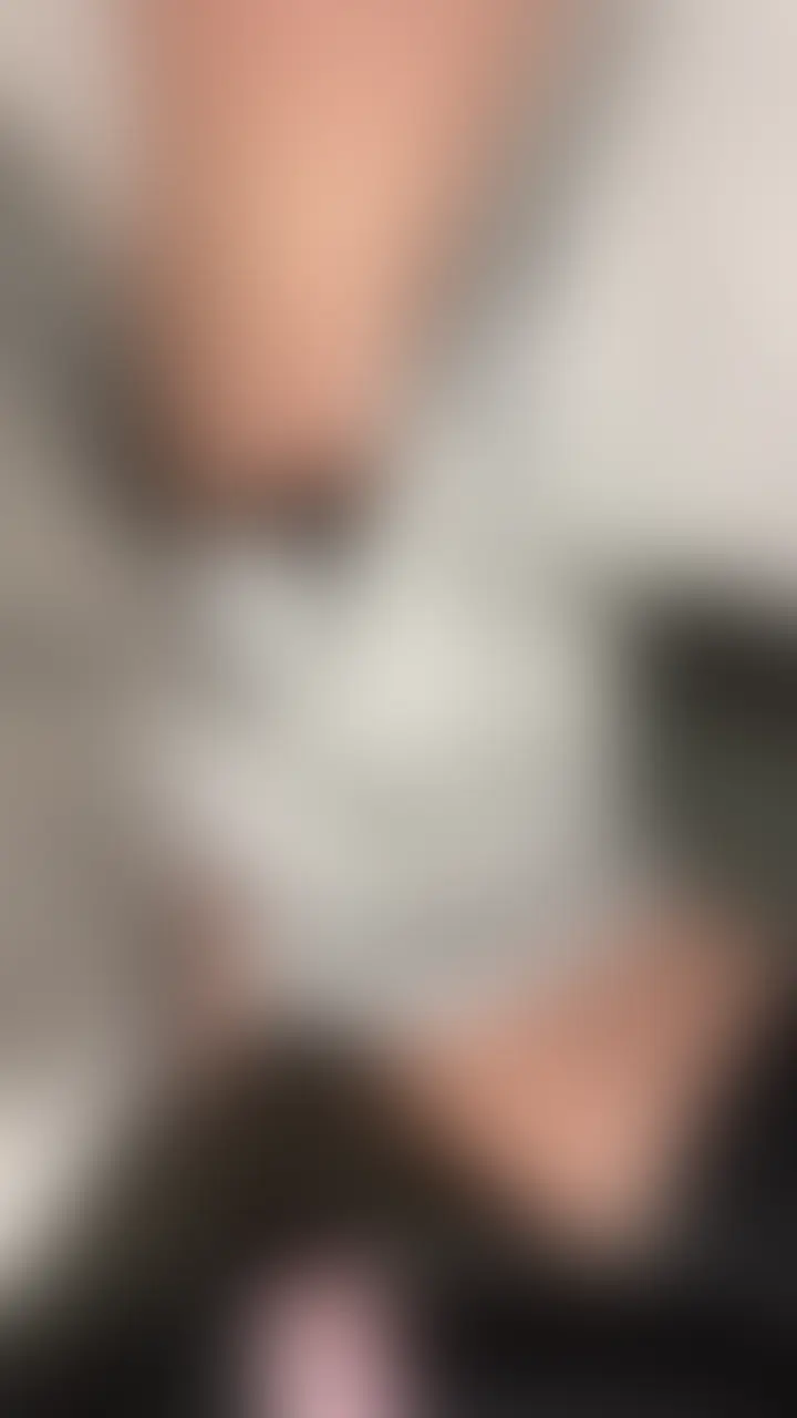 右上の「♡いいね」を押してから見てもらえると嬉しいです💞
ブックマークを押したら、あとですぐ見返せます🔖
✾・┈┈┈┈┈┈┈┈┈┈┈┈ ・✾
Xでつぶやいたんですが、、見てくれたかな?
その日は、どうしても
ある一点を責められたい気分でした🫣💕
帰宅後、
大人のおもちゃ箱をガサゴソ...
固定する用にスケスケ下着に着替え...
強さ調節が4段階あるんだけど
2段階目までしか我慢できなくて、、、🫣💕💦
ヤバいヤバい!!!
おかしくなっちゃう!!!
もう無理っっっ!!!って言っても
ずっと責めてくれる人いませんか🥺❤️ (2/2)