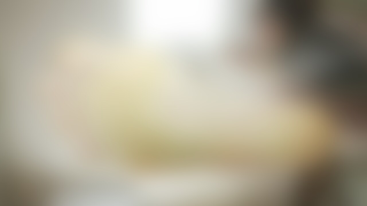 足裏屋と申します。

素人女性をSNSや街中で声をかけて出演してもらっています。

今回の女性は23歳トリマーのSAKURAちゃんのpart2です。

今回は踏みつけ動画になります。透明のテーブルを踏み踏みしてもらい、慣れないながらも可愛らしい言葉でたくさん踏みつけてくれました！！

＊動画情報

時間：5分15秒
フレーム：1920×1080　FHD
ファイル形式：MP4
ビットレート：25M

＊注意書き

・出演女性はすべて○○○以上です。

・この作品はオリジナル作品として販売することを目的として製作しています。

・作品はオリジナル作品であり第三者に提供、販売等の行為を行うことはいかなる場合も禁止します。

・無断販売、無断転用をした場合は法的処置をとらせていただき、損害賠償請求を致します。 (2/2)