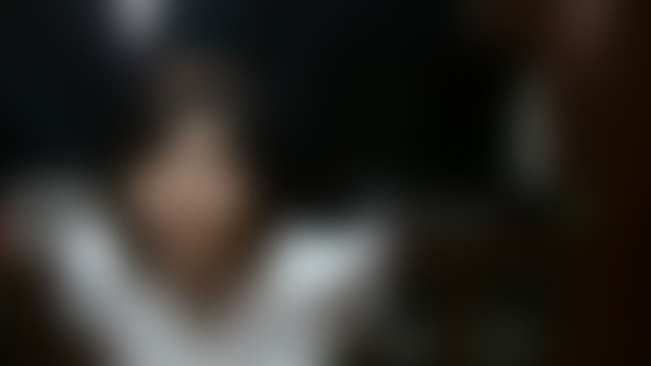 ニコ生過疎放送での奇跡くぱぁ
※映像自体は古いものです。当時のニコ生の熱量をご存じの方には分かると思いますが、それが分からない方には不向きな映像となります。以下、説明文ですが制作当時のまま掲載します。
素人少女の配信を巡回するのが忙しすぎて、働いている暇がないという友人からもたらされた映像です。
彼いわく、有名ところの配信者は、ニコ生のレギュレーションとか、リスナーへの媚び方がこなれすぎて面白くない。神回とか言って持て囃されていても、所詮は予定調和の枠内で収まって本当のハプニングは起こり得ない。
その点、この映像は一味違うぞ。とのこと。
どこらへんが違うかと言うと、平たく言うとマンコまで出てしまっているのです。
ニコ生でマンコ!? そう、それは本来ならありえないのです。
ニコニコ生放送は、運営が厳しくチェックしていて、本来なら乳首が出るだけでも速攻で配信が切られてしまうもの、そう思っていませんか?
チェック項目は他にもあって、その他では刃物が映ったりすれば即アウト対象ですね。
ただし、このチェックというのも所詮は人力で行っているのです。同時多発的に配信が行われていて、それを人力だけで監視するのはもはや無理というもの。
では、乳首だけで即切られる場合があるのは何故かというと、リスナーが通報しているからに他なりません。人気の配信ともなれば、閲覧の数も膨大です。中には、無用な正義感でチクるものが含まれていても仕方がありません。
ですので、ニコ生のチェックの厳しさというのは、過激な放送をする→人が増える→人が増えると通報が増える→BANというプロセスを経てのものなのです。過激な内容=BANではないのです。
そこで、件の友人。元々の人気配信者の方が顔は可愛い子が多い、でもその分、監視が厳しいから過激なことは出来ない。目のつけところは、新人。
ニコ生のなんたるかをまだ知らない、興味本意でやってしまった、騙された経験がないのでネット上も今まで自分が生活してきた世界と同じで善意に満ちた世界だと思っている、そもそも年が若い。
そういう子を目ざとく見つけることが極意だと言います。
だからこそ、難しい。圧倒的に時間が足りない。
可愛い子であれば、クソ程つまらない放送でも人気がすぐに出てしまうのがニコ生。
でも、人気のなさ過ぎるクソブスでは抜けない。
そういう生き馬の目を抜くような電光石火の世界が過疎配信なのだ、と。
これは、まだ誰も注目していない過疎の放送を寝る間を惜しんで巡回した挙句に、やっとみつけたお宝映像です。
仕事の出来る無職がやっと掘り当てた結晶をどうぞお楽しみ下さい。
動画08:02
★販売は予告無く早期終了する場合があります
★本作品の年齢確認は十分に行っており、被写体は○○○以上です
★本作品に登場する人物は同意を得たモデルです
★本作品の画像、動画等の無断転載を一切禁じます (2/2)