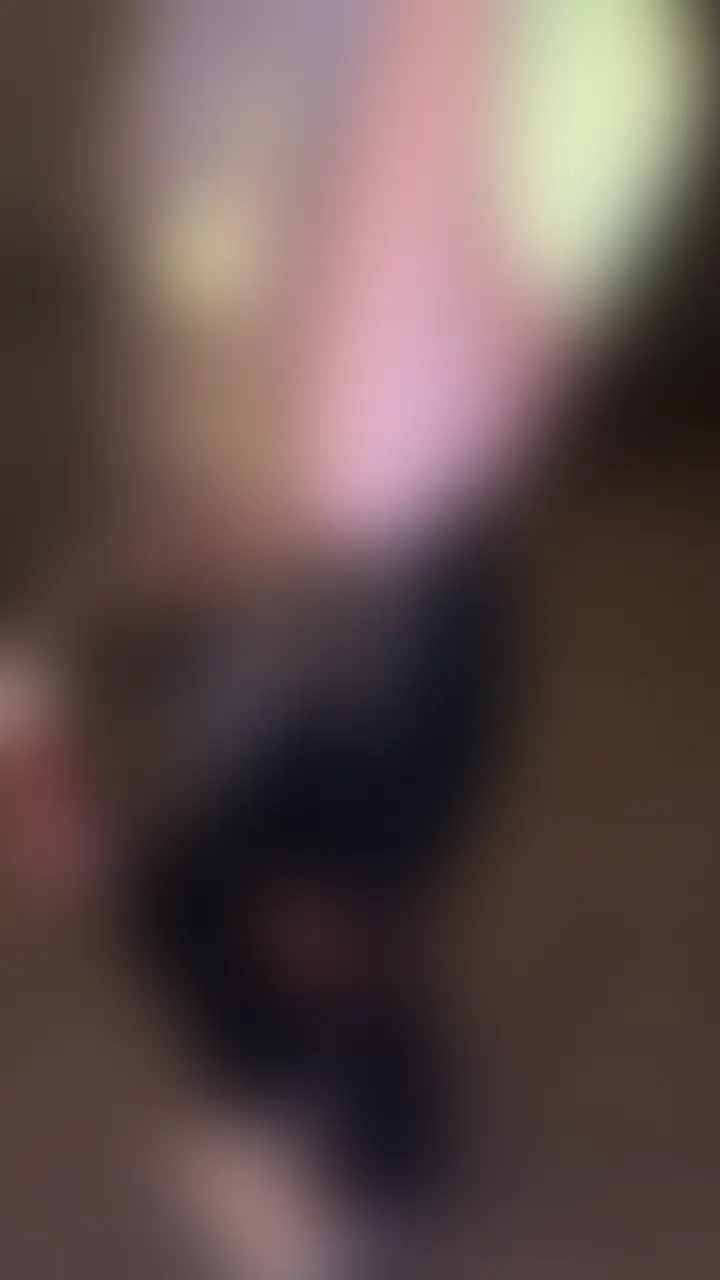 22歳Gカップ黒ギャルのネイリストお姉さんと遊んできました。

個人的にバックでガンづきしてるシーンがめっちゃ好みで編集中に何度か抜いてました。。
やっぱ縦画面の主観映像ってAVじゃ出せない素人の流出感あってエロいですよね。
最後は正常位で思いっきり射精してます。 (2/2)