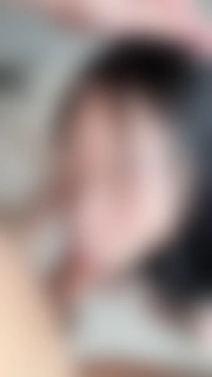 10万人越えフォロワー裏垢女子(縦画面)
モザイク越しにもわかると思うんですけど、おちんちん舐めてる時のお顔可愛いですよね。
ちっちゃいお口でぶっといおちんちんしゃぶってるのを上から見下ろすのがほんと堪らないです。。
最後は正常位で射精してほんとスッキリしました。 (2/2)
