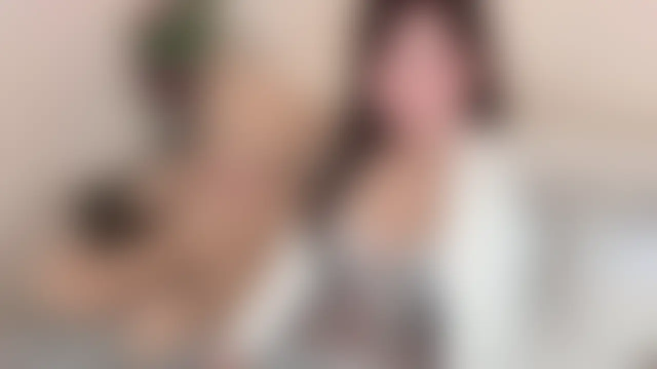 【顔出し版✨】吸うやつで…まんぐり丸見え💗
悶絶おっぴろげ潮吹き🐳💗💦

＊こちらは顔出し版だよ✨
＊スマホの人は横向きにして大きい画面で見てね♡

実はこの動画ね、先日の下着試着の際に
こっそり撮っていたものなんだけど
なんだかうまく撮れてないなぁと思って
当初ボツにしようと思ってたの💦

でもおそるおそるちゃんと見返してみたら
（いつも自分の動画を見るのはすごく恥ずかしくて
　あんまり見たくないという気持ちもあります笑）

あれ、結構えっちかも…？？？

吸うやつでまんぐりで
あそこもア＊ルも丸見えだし…
オホオホいってて
めちゃ吹いてるし😣💦💦

正直ちょっと下品なとこもあって
大丈夫かなぁとやっぱり不安ではあるんだけど
せっかく撮ったものだから
勇気をだして載せてみます🥺💗

ううう、不安だよぉ
引かれないかな？お手柔らかにみてね💦

◾︎フル19分
だいすきプラン→口元・雰囲気まで
らぶプラン→顔出しシーンありです♪

今回久しぶりに横向きの画面で
撮ったのでパソコン派の方はいつもより
臨場感つよめ？より生々しく
感じていただけるかなぁと思います(ᐢ ܸ. .ܸ ᐢ)՞ ՞

スマホの方も横にして大きい画面で見てね///

変態なーなに、いっぱいぶっかけ
お願いいたします🥺🍌🫶 (2/2)
